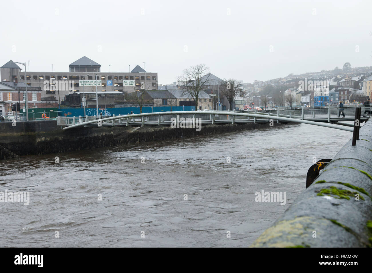 La ville de Cork, Irlande. 15 Décembre, 2015. Vue sur la tour dans la ville de Cork Shandon que heavy rain falls, risque d'inondation. Avertissement de pluie pour le liège, jaune. Crédit : Peter Kappel/ Alamy Live News Banque D'Images