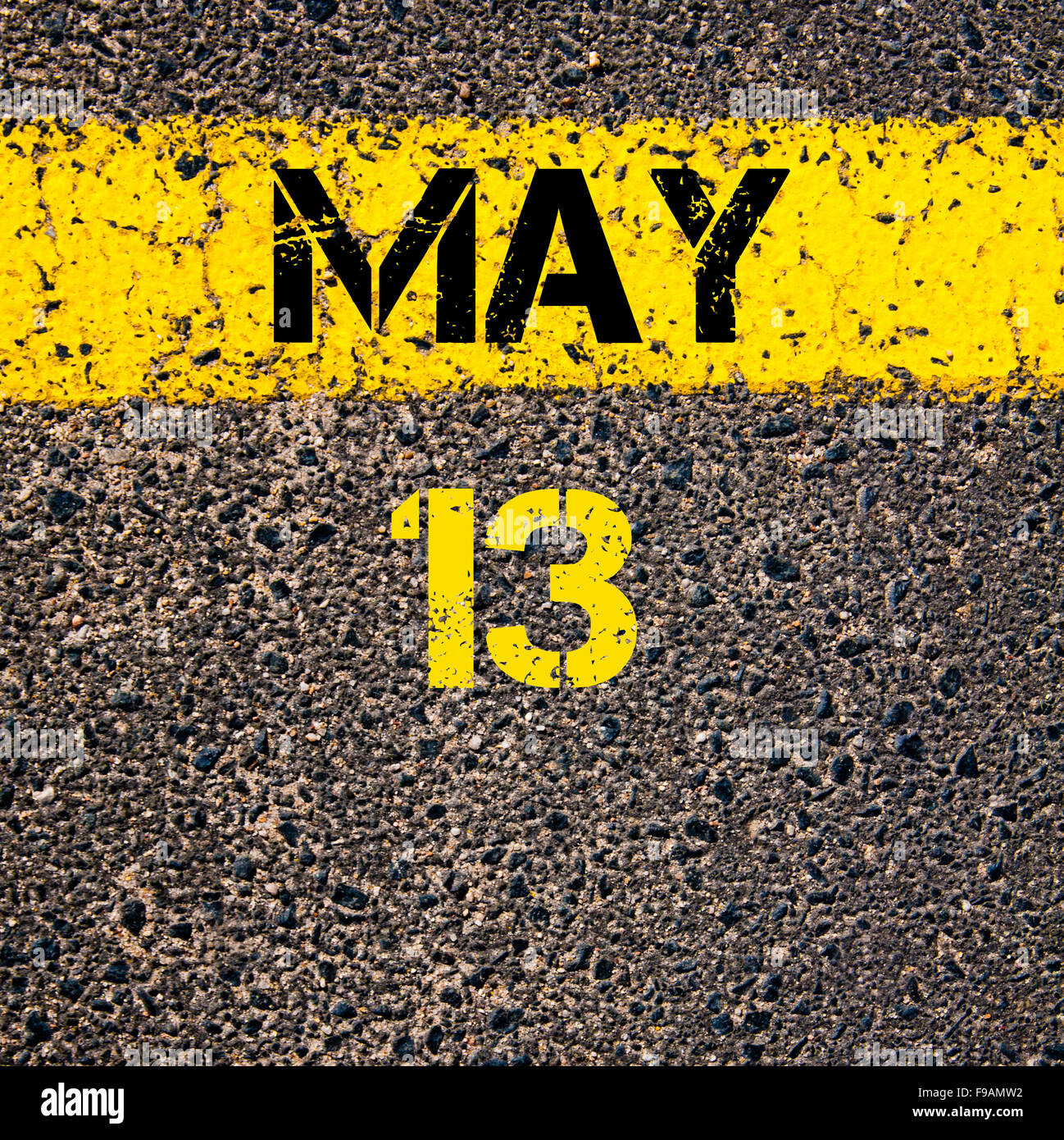 13 mai journée calendrier écrit plus de signalisation ligne de peinture jaune Banque D'Images