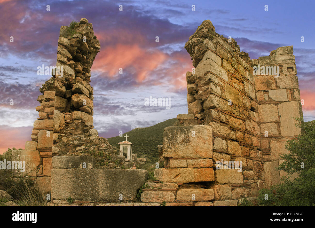 Coucher du soleil dans les ruines de l'église byzantine de la Panagia Polyporton à côté de Eratini village, dans la région de Fokida, Grèce centrale Banque D'Images