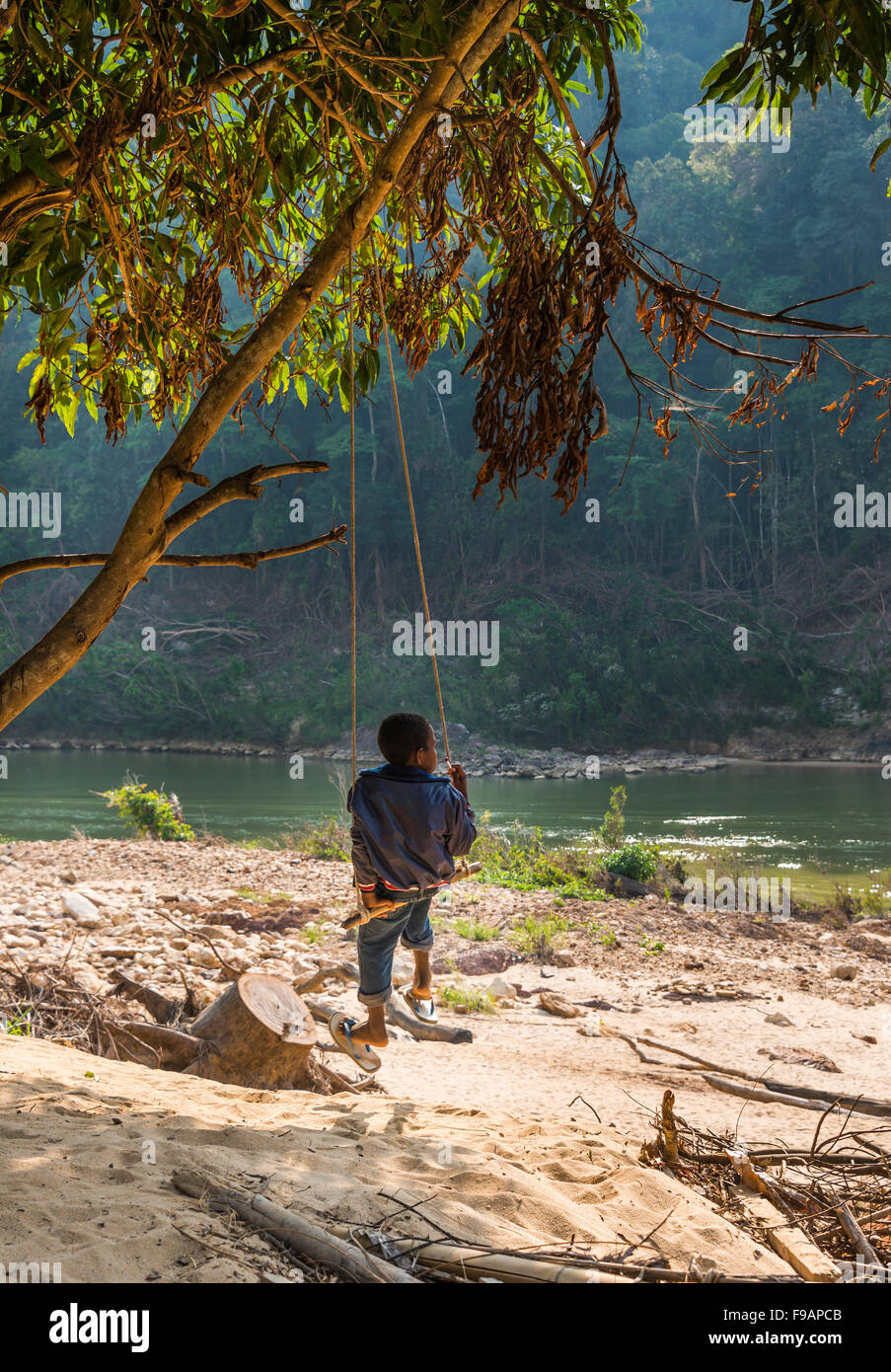 Jeune garçon, les autochtones, les roches, l'asil Orang Taman Negara, Malaisie Banque D'Images