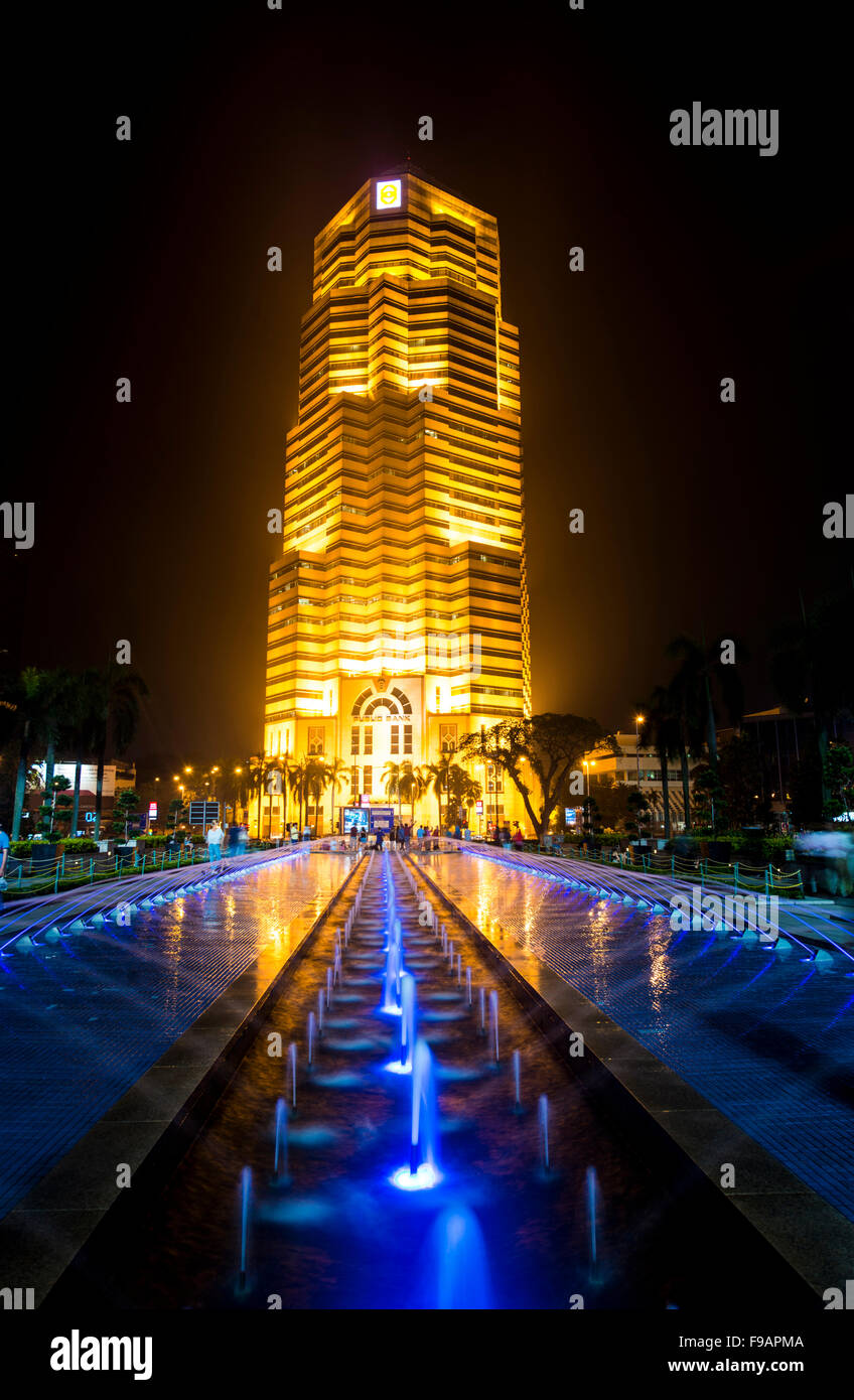 Fontaine en face de la banque publique de Menara la nuit, Kuala Lumpur, Malaisie Banque D'Images