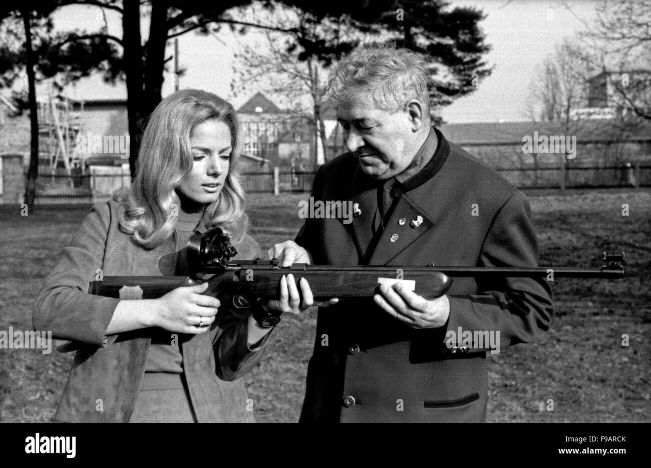 Deutsche Schauspielerin Ini Assmann auf dem Schießstand, Deutschland 1960 er Jahre. L'actrice allemande Ini Assmann à une gamme d'armes à feu, de l'Allemagne des années 1960. 24x36 swNeg255 Banque D'Images