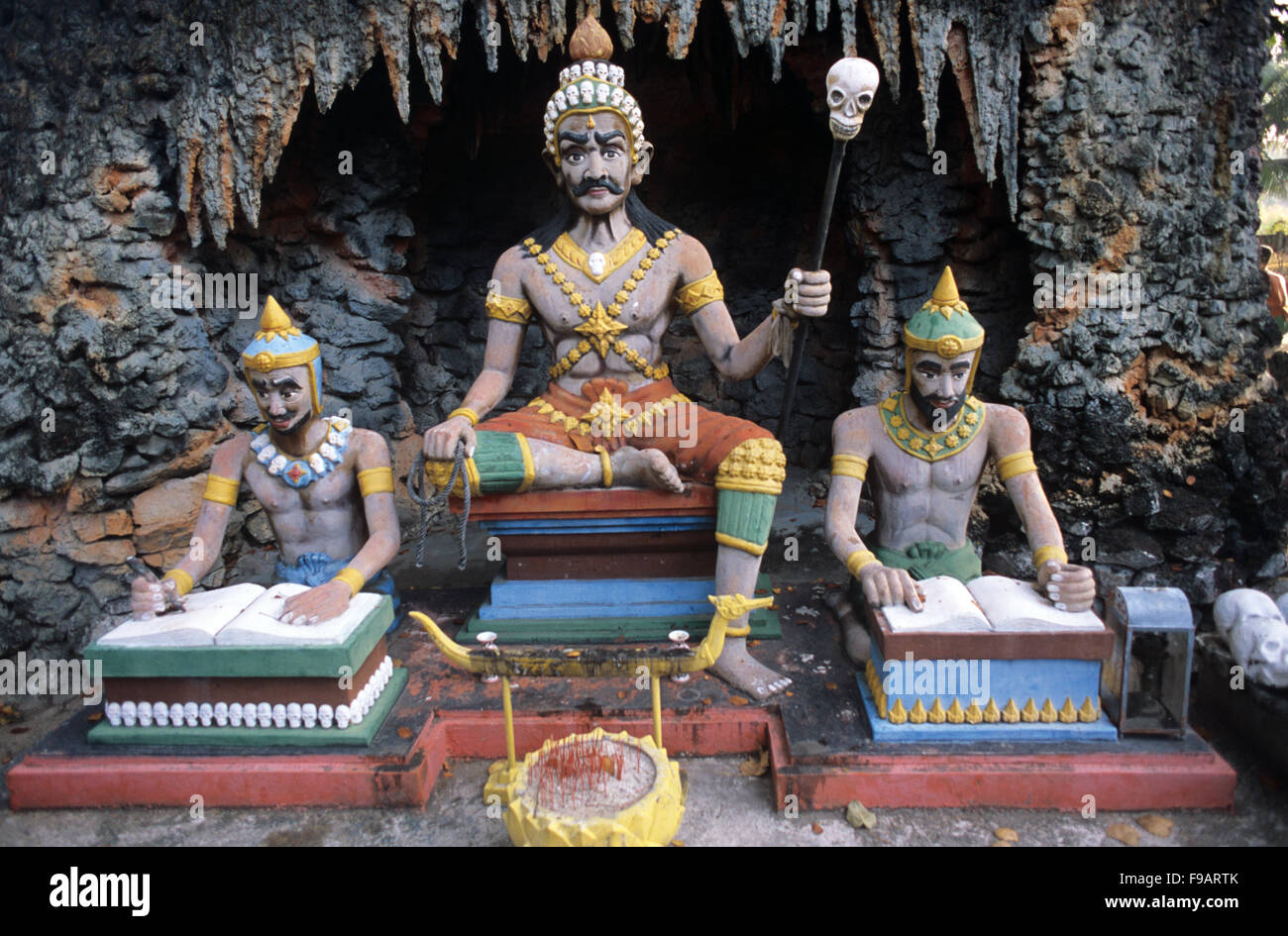 Sculpture en béton du règne des morts, du garde-enfer ou du diable. Kitsch Folk Art Sculpture in the Wat Wang Saen Suk Hell Garden in the Temple Grounds, Bang Saen, Chonburi Thaïlande Banque D'Images