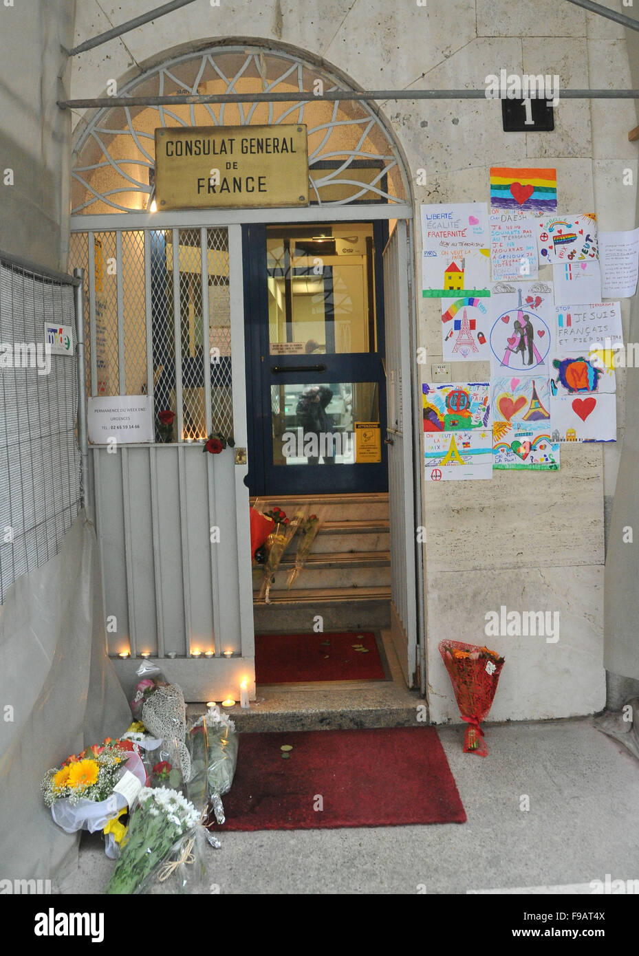 Une collection de dessins d'enfants, de fleurs et de bougies s'accumuler à l'extérieur du Consulat de France à Milan en tant que citoyens, rendre hommage aux victimes des attaques terroristes de Paris comprend : Atmosphère Où : Milan, Italie Quand : 14 Nov 2015 Banque D'Images