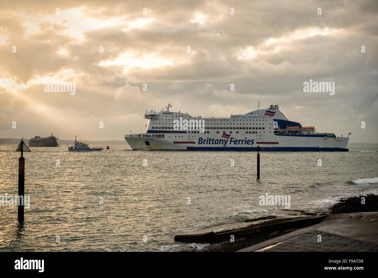 Bretagne Armorique ferry quitte le port de Portsmouth et le Solent. Banque D'Images
