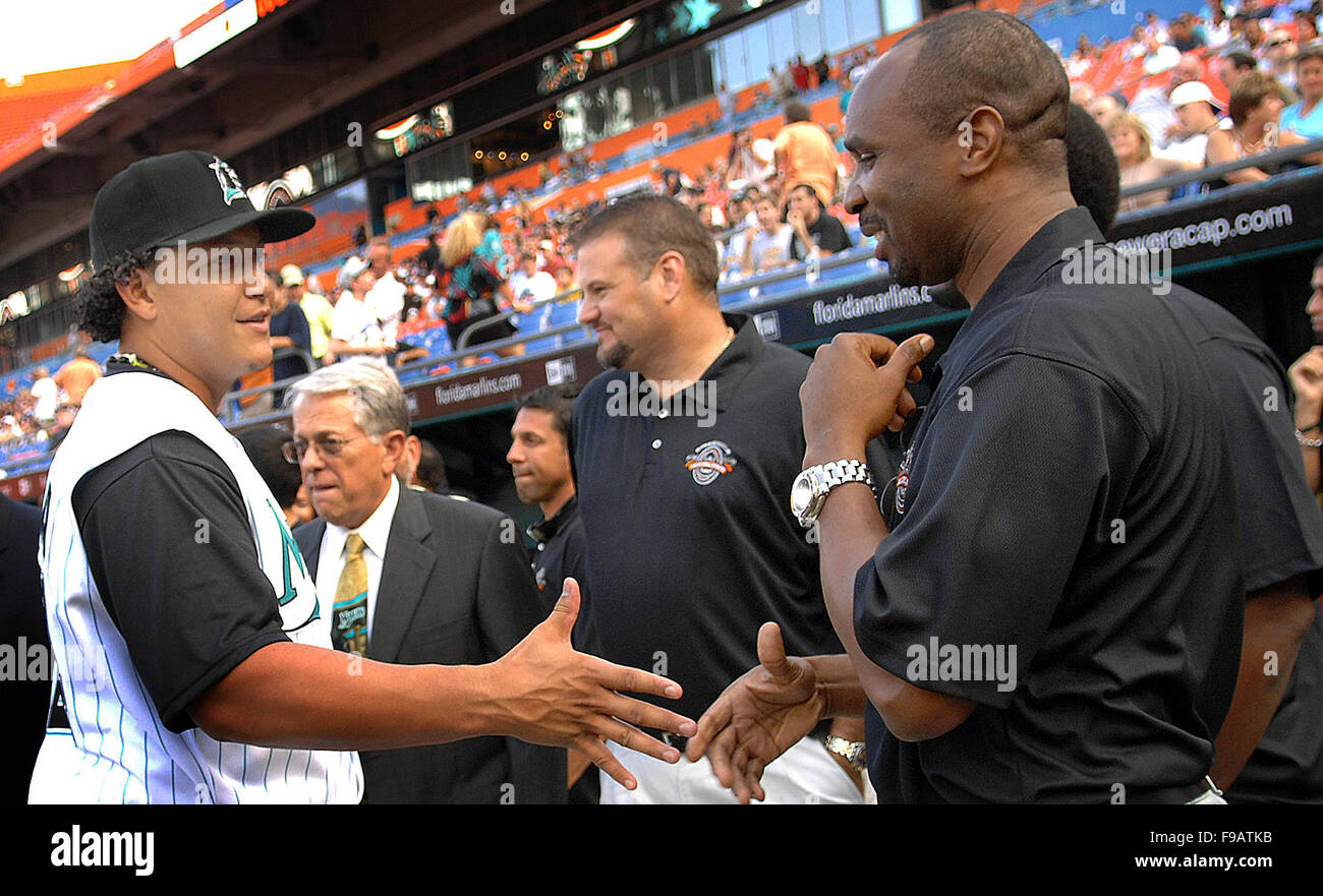 Miami, FL, USA. 14 Juin, 2007. Floride, USA - Etats-Unis --- Miami marlins-14d---les Indians de Cleveland visiter la Floride Marlins. Ici avant la nuit de jeu, 3e but Miguel Cabrera 1997 Sports un jersey à gauche comme il salue l'ancien Devon Marlin blanc sur une nuit où les championnats du monde 1997 ont été honorés dans une cérémonie d'avant-match. Photo par Robert Major Duyos © Sun-Sentinel/ZUMA/Alamy Fil Live News Banque D'Images