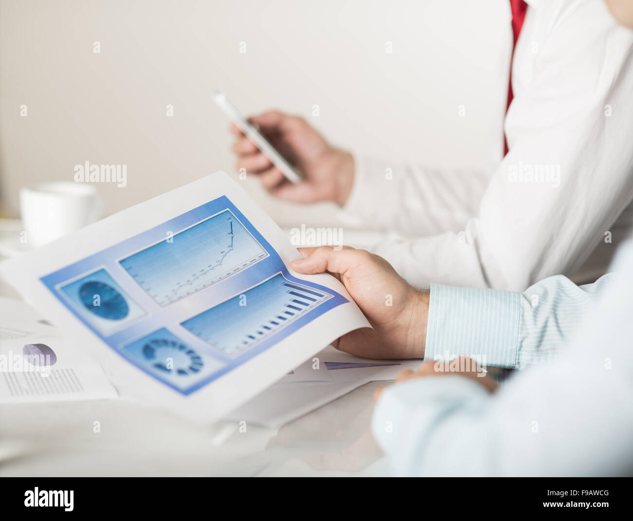 Les gens d'affaires lire les graphiques et tableaux Banque D'Images