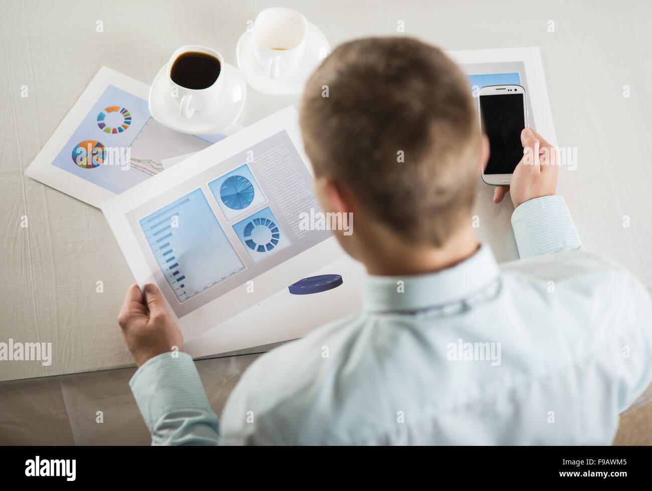 Les gens d'affaires lire les graphiques et tableaux Banque D'Images