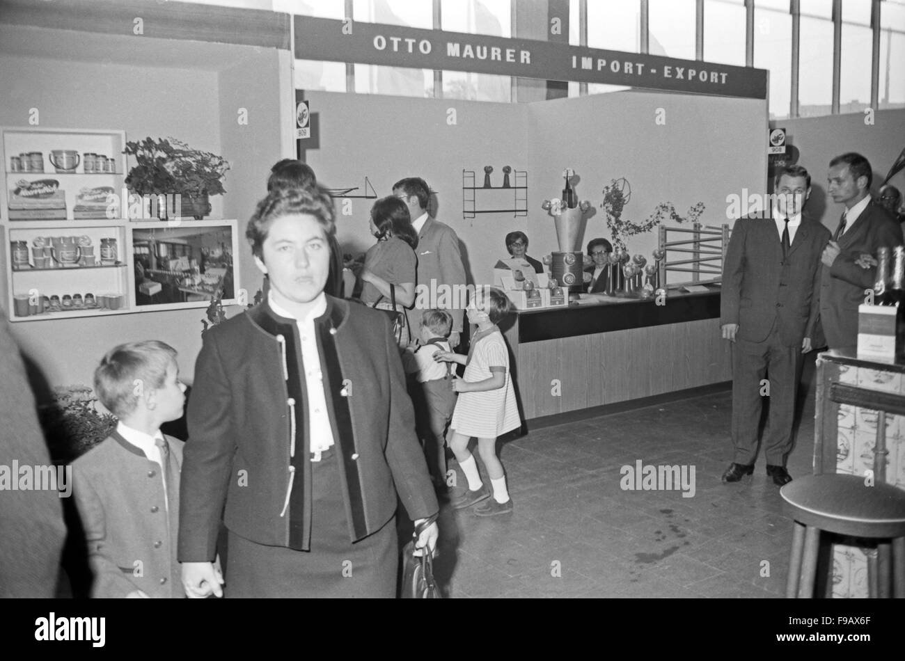 Messestand der Otto Maurer Import Export Handelsgesellschaft auf einer Hausmesse à München, Deutschland 1960 er Jahre. Stand de Otto Maurer l'importation et de l'exportation l'entreprise au cours d'une foire commerciale de Munich, Allemagne 1960. 24x36 swNeg311 Banque D'Images