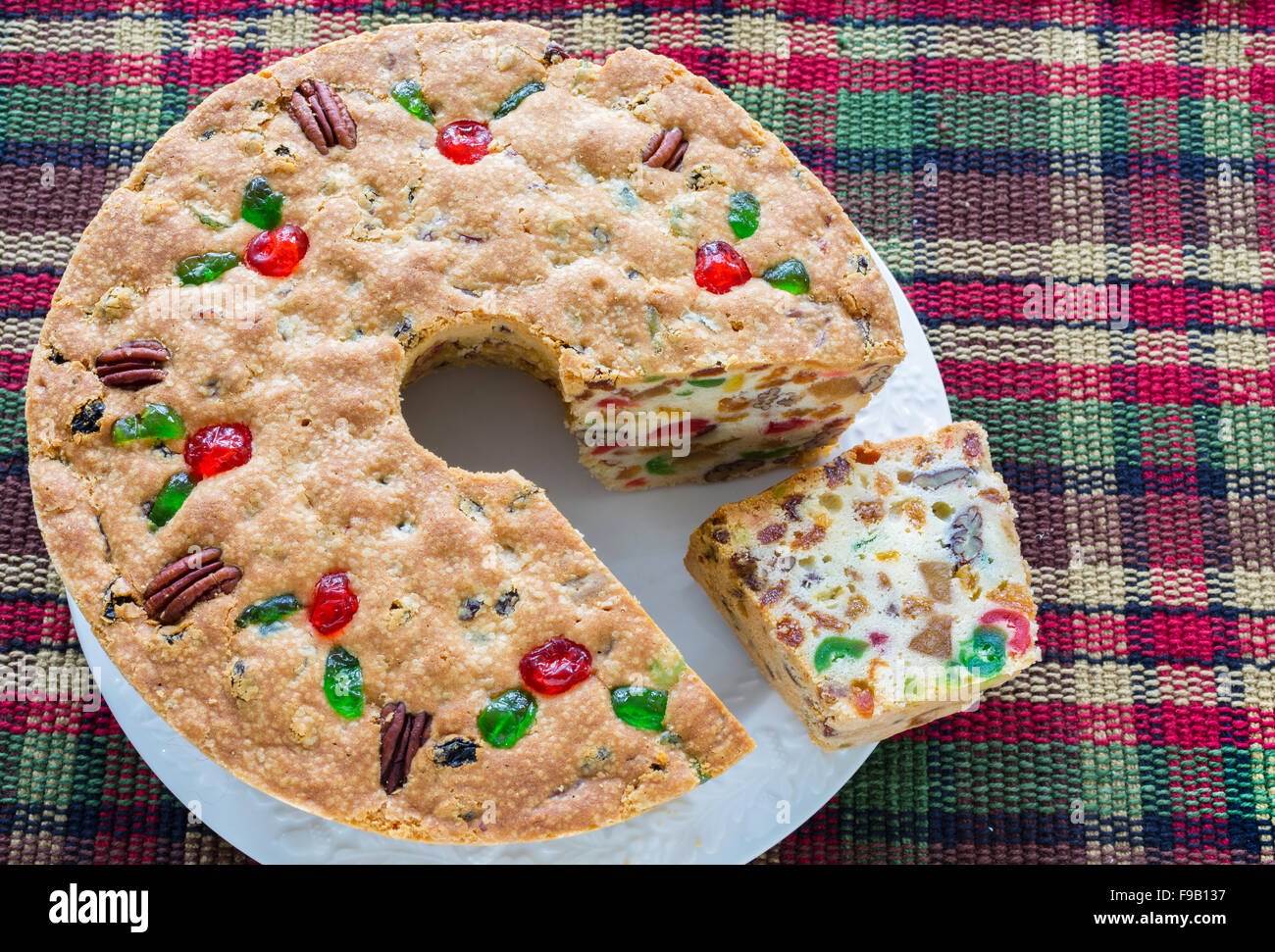 Un gâteau aux fruits de Noël de lumière sur une nappe à carreaux. Banque D'Images