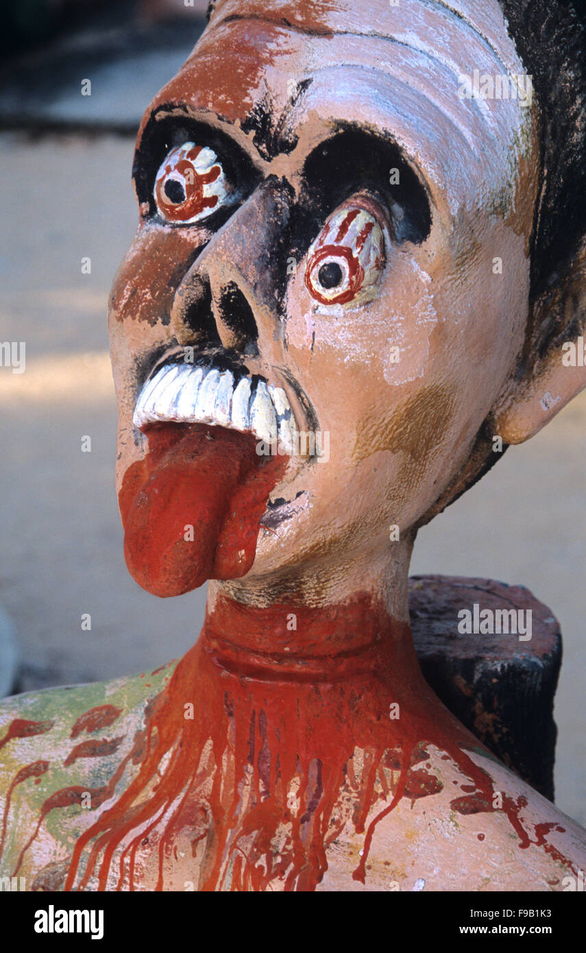 Sculpture concrète de l'être pécheur puni ou Torturred pour le blasphème ou sapant le bouddhisme. Kitsch Folk Art Sculpture in the Wat Wang Saen Suk Hell Garden in the Temple Grounds, Bang Saen, Chonburi Thaïlande Banque D'Images