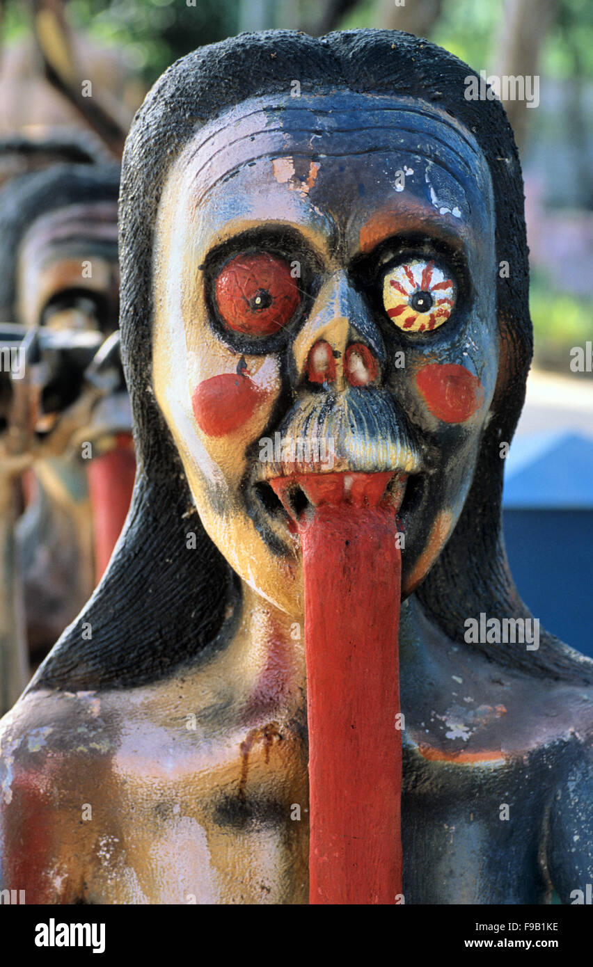 Sculpture concrète de l'intérieur étant puni ou Torturred pour le blasphème ou sapant le bouddhisme et transformé en monstre ou Zombie. Kitsch Folk Art Sculpture in the Wat Wang Saen Suk Hell Garden in the Temple Grounds, Bang Saen, Chonburi Thaïlande Banque D'Images