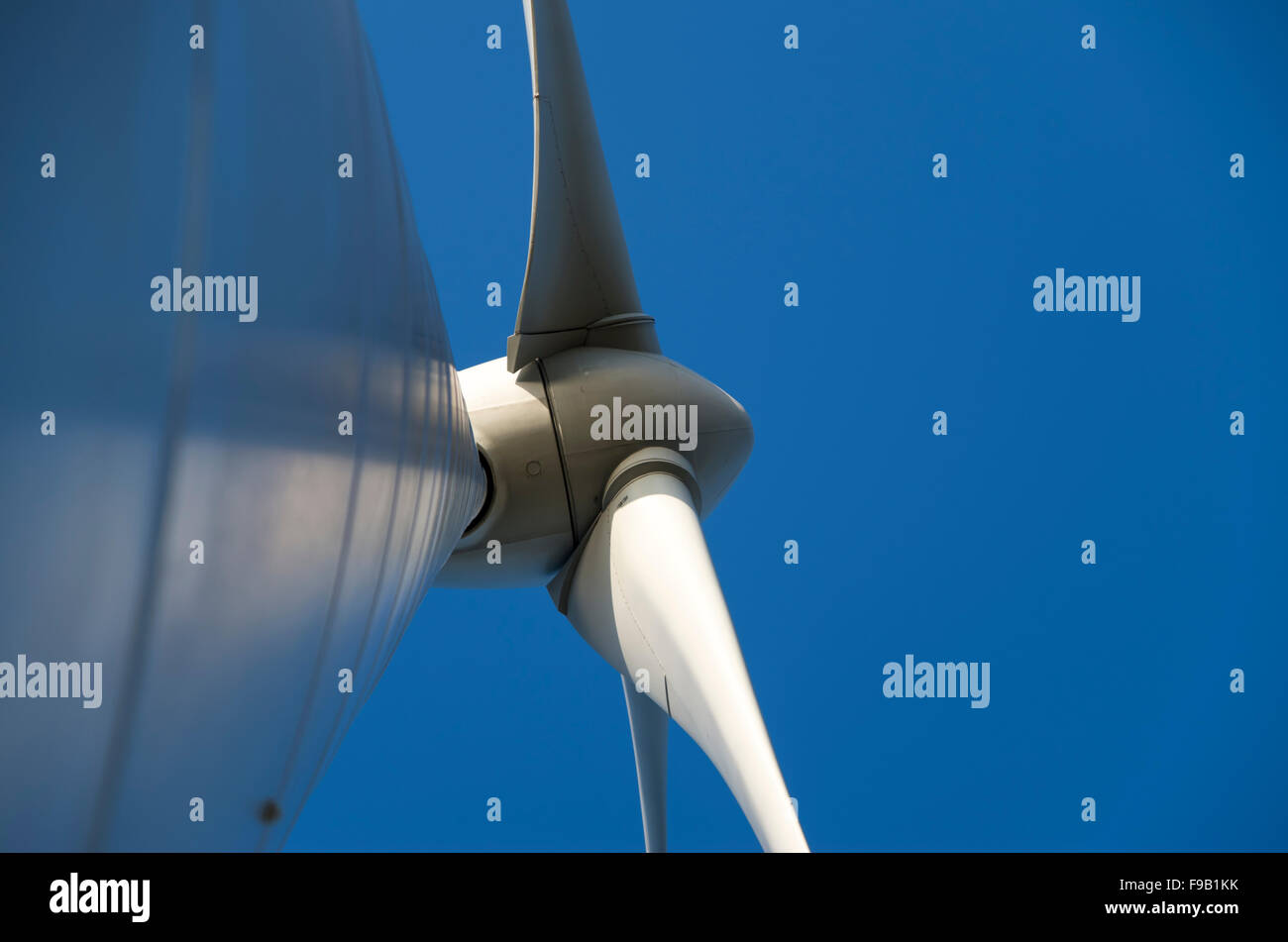 Vue de l'éolienne à la recherche vers le haut hors de sa base, UK Banque D'Images