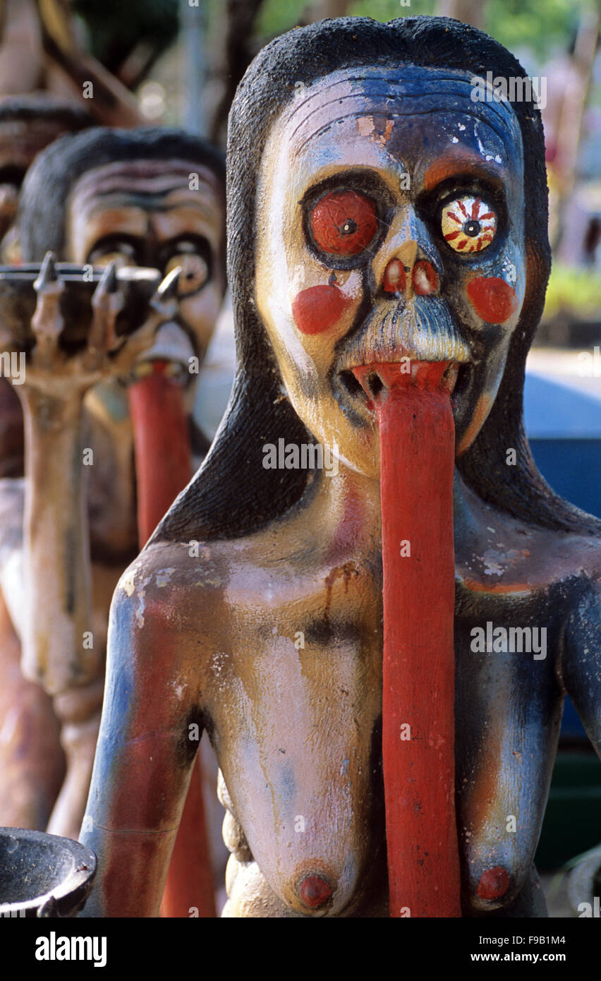 Sculpture concrète de l'intérieur étant puni ou Torturred pour le blasphème ou sapant le bouddhisme et transformé en monstre ou Zombie. Kitsch Folk Art Sculpture in the Wat Wang Saen Suk Hell Garden in the Temple Grounds, Bang Saen, Chonburi Thaïlande Banque D'Images