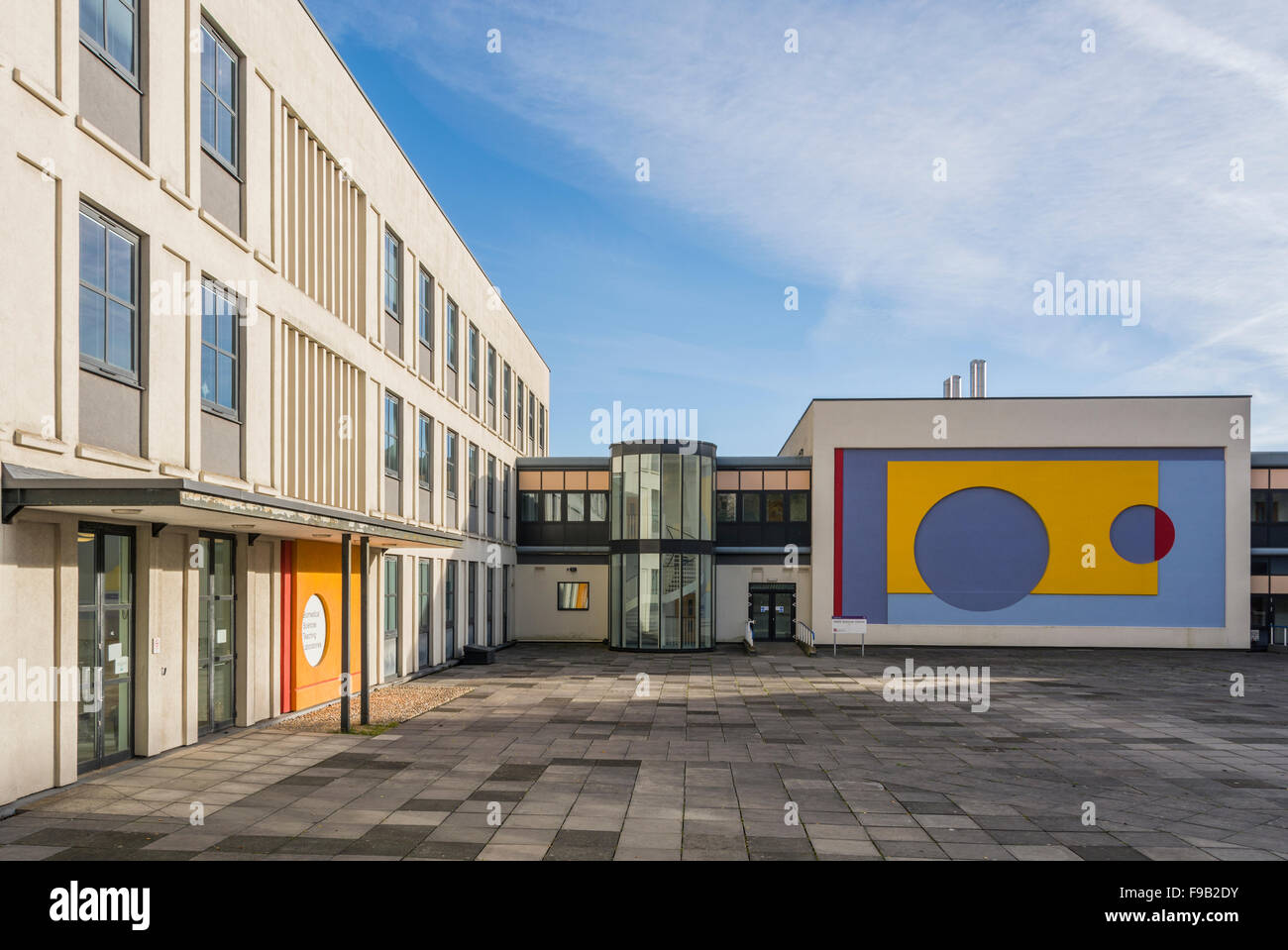 L'art moderne à l'extérieur du bâtiment de chimie, École de Chimie, Université de Bristol Banque D'Images