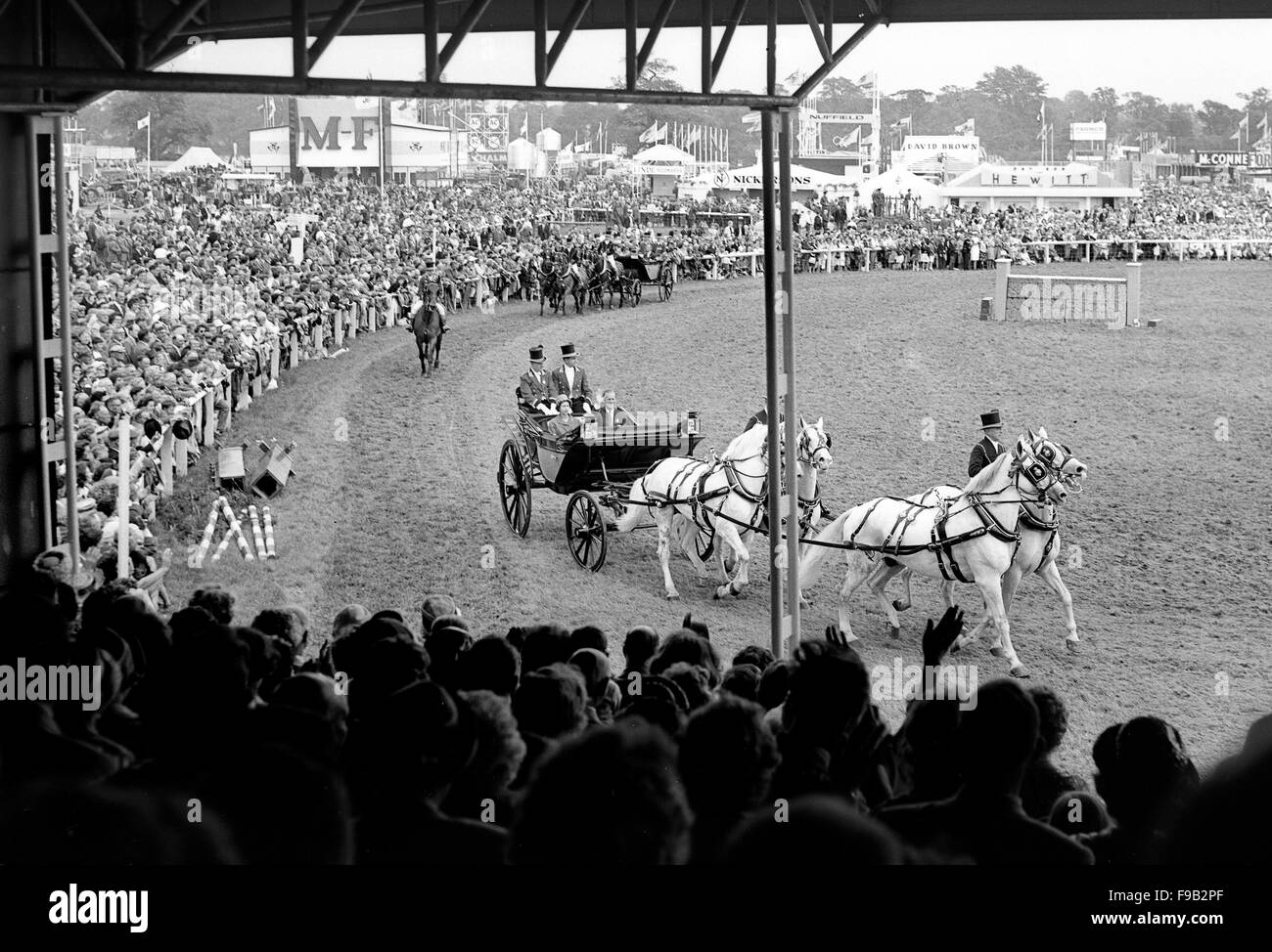 La reine Elizabeth et le Prince Philip arrivent par autobus tirés par des chevaux au Royal Show en 1963 Banque D'Images