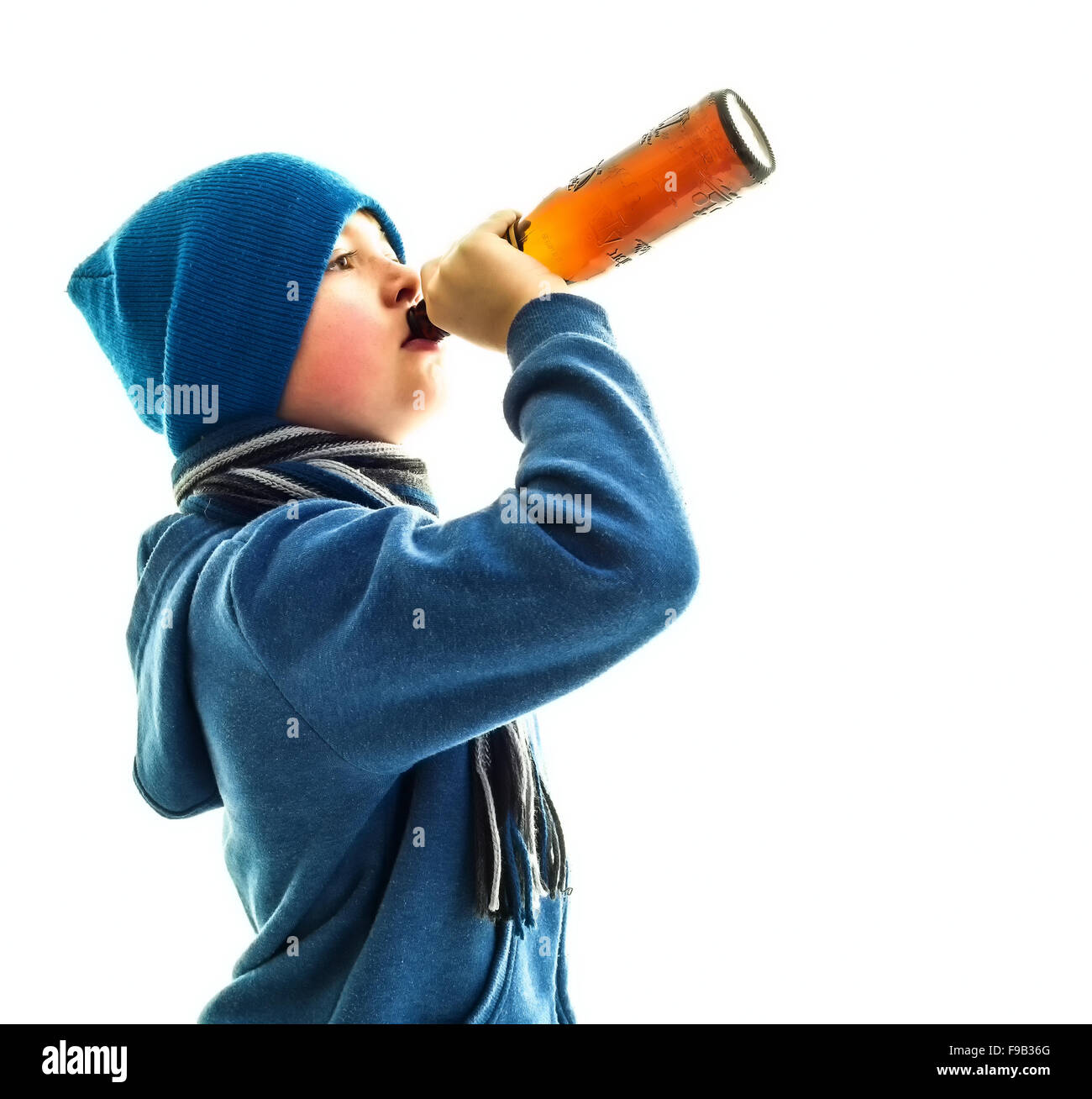 La consommation de l'alcool jeune mineur boit de la bière en bouteille, les jeunes questions sociales concept Banque D'Images