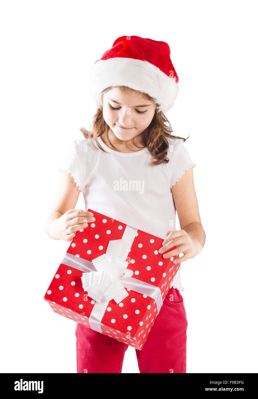 Petite fille heureuse à santa hat with christmas gift Banque D'Images