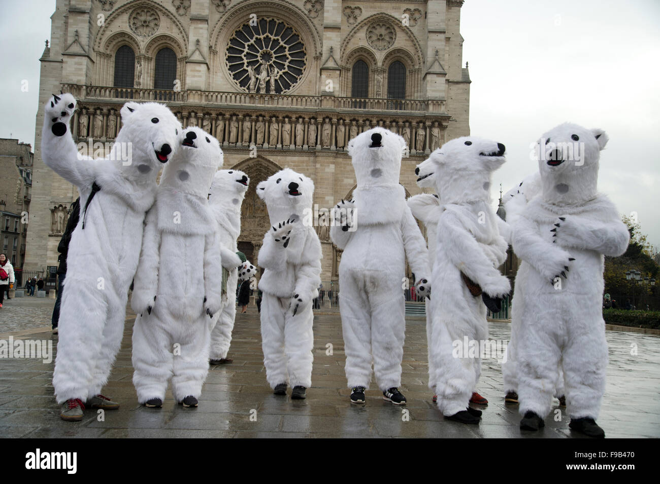 COP 21 CONFÉRENCE DES NATIONS UNIES SUR LE CLIMAT. Un groupe de militants danois habillés comme des ours polaires, coordonné par l'artiste danois Jens Galschiot Banque D'Images