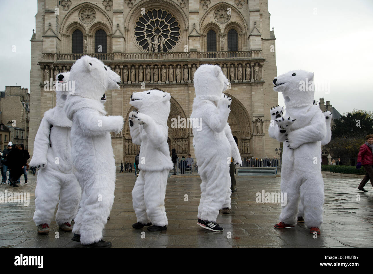 COP 21 CONFÉRENCE DES NATIONS UNIES SUR LE CLIMAT. Un groupe de militants danois habillés comme des ours polaires, coordonné par l'artiste danois Jens Galschiot Banque D'Images