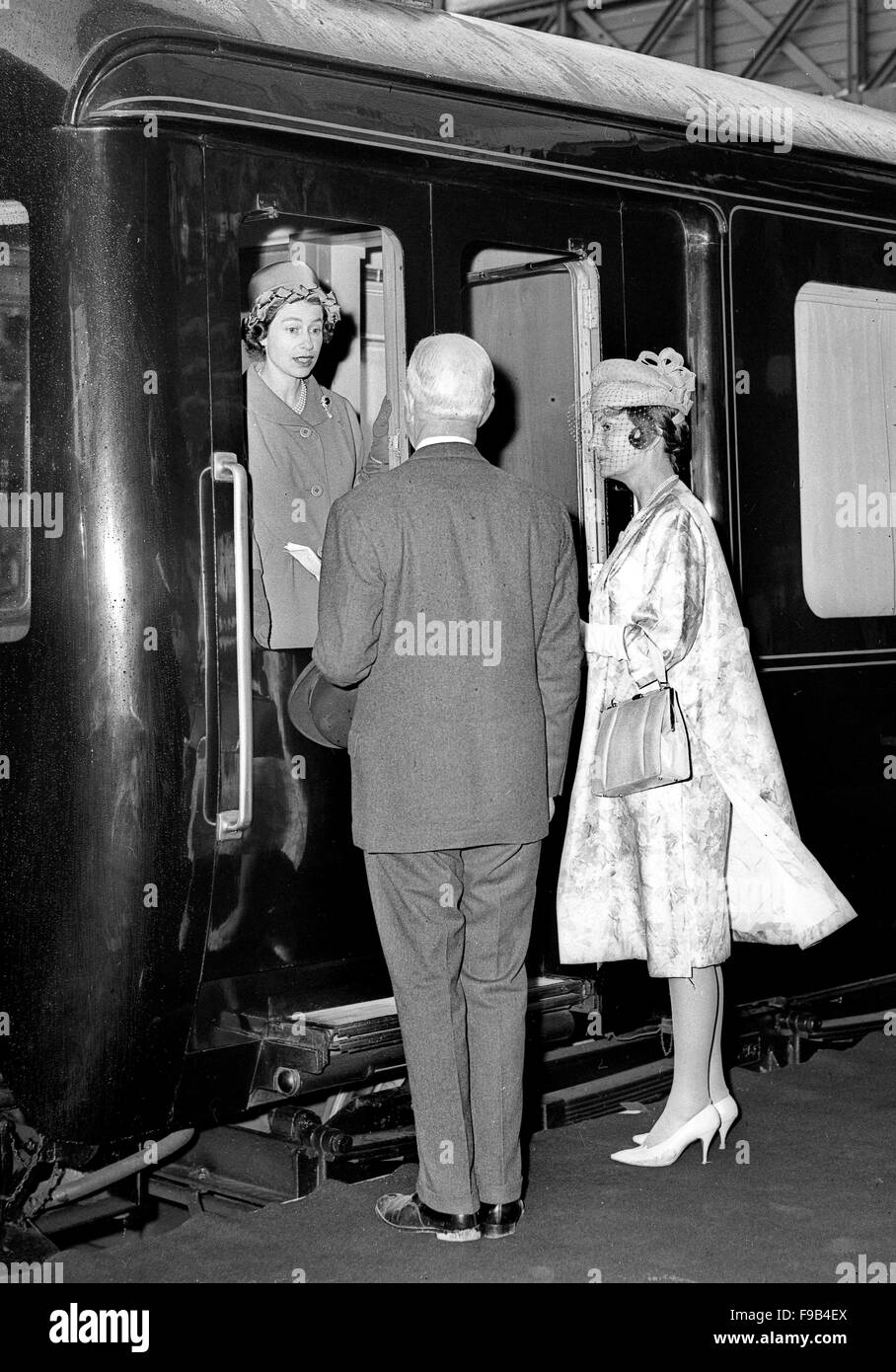 La reine Elizabeth arrive par le train royal à Coventry pour visiter le Royal Show en 1963 Banque D'Images