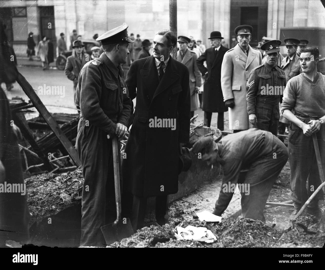 Anthony Eden visiter militaires en dissipant les dommages causés par les bombes à Coventry après le Blitz en 1940 Banque D'Images