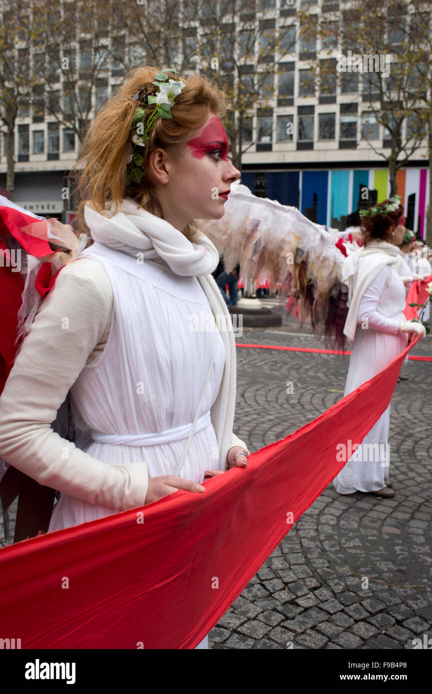 COP 21 CONFÉRENCE DES NATIONS UNIES SUR LE CLIMAT. Journée d'action D12 dimensions lignes rouges à travers Paris. Ange gardien climatique menant la marche. Banque D'Images