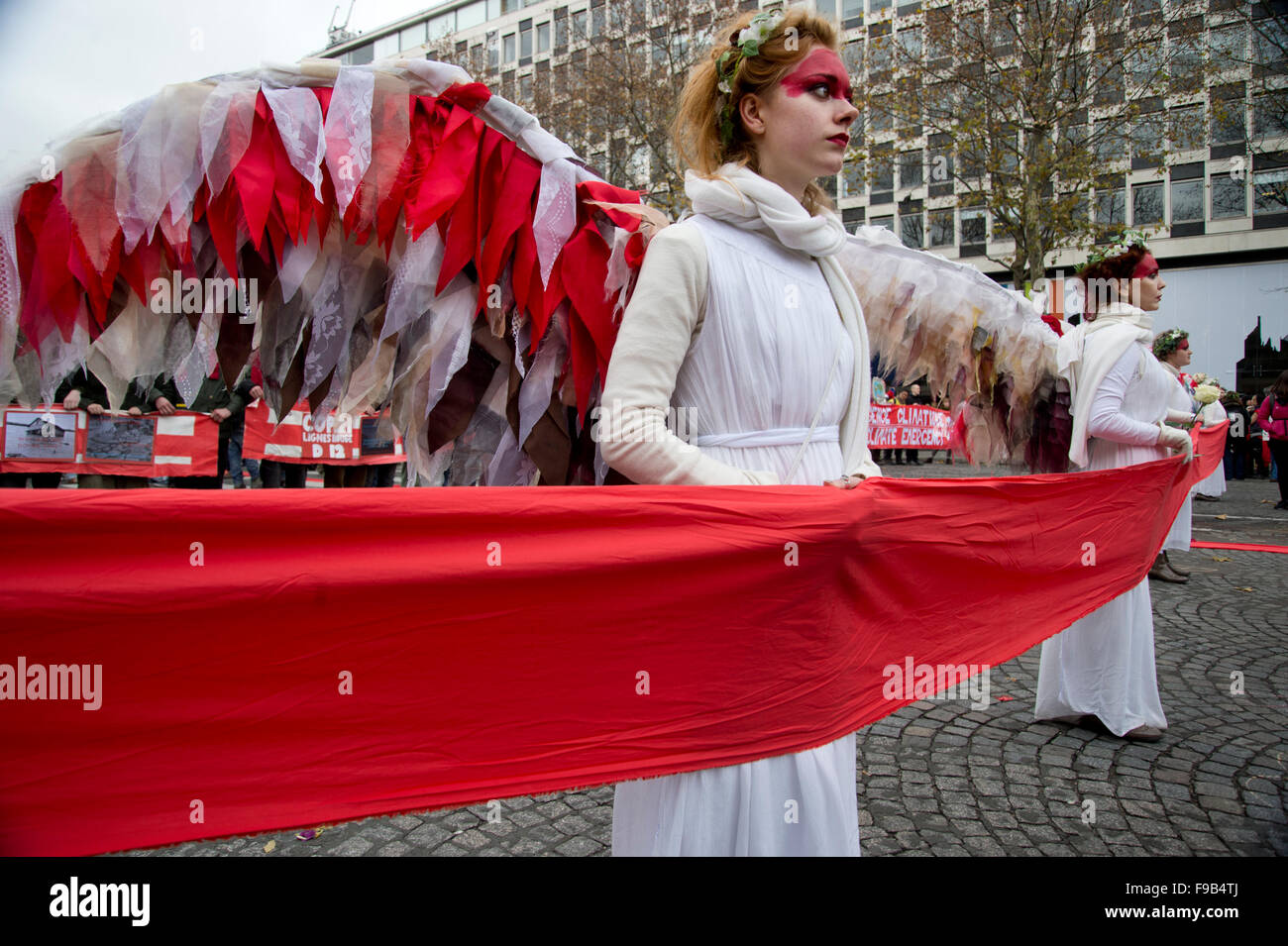 COP 21 CONFÉRENCE DES NATIONS UNIES SUR LE CLIMAT. Journée d'action D12 dimensions lignes rouges à travers Paris. Ange gardien climatique menant la marche. Banque D'Images