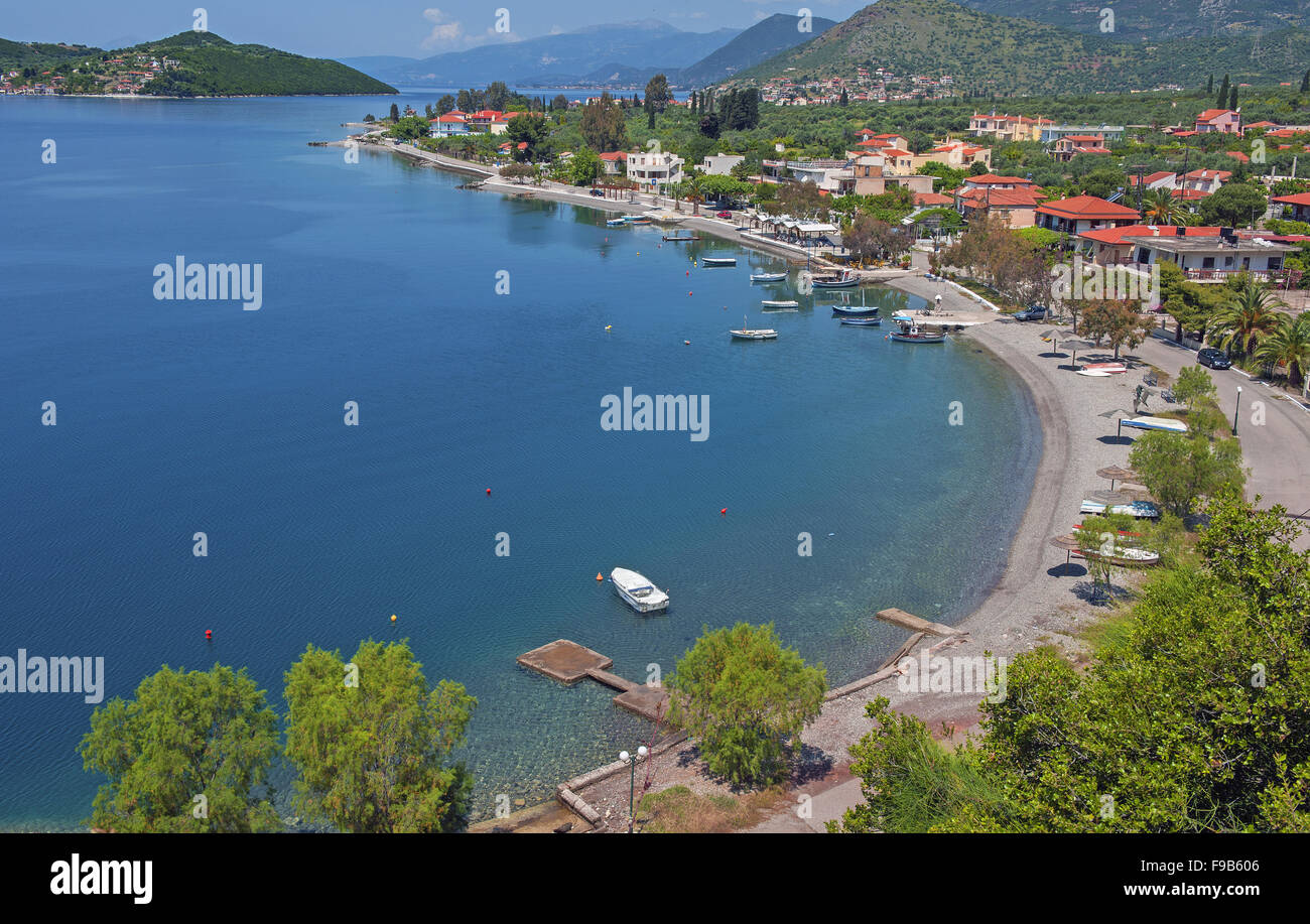 Vue panoramique de l'île de Trizonia et village situé dans la région du golfe de Corinthe en Phocide, Grèce centrale Banque D'Images