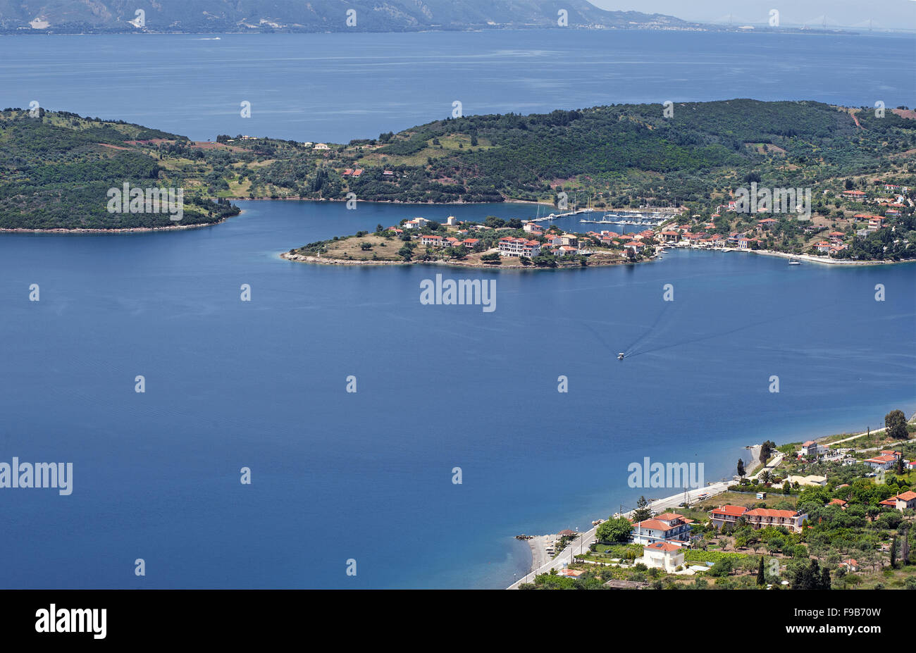 Vue panoramique de l'île de Trizonia et village situé dans la région du golfe de Corinthe en Phocide, Grèce centrale Banque D'Images
