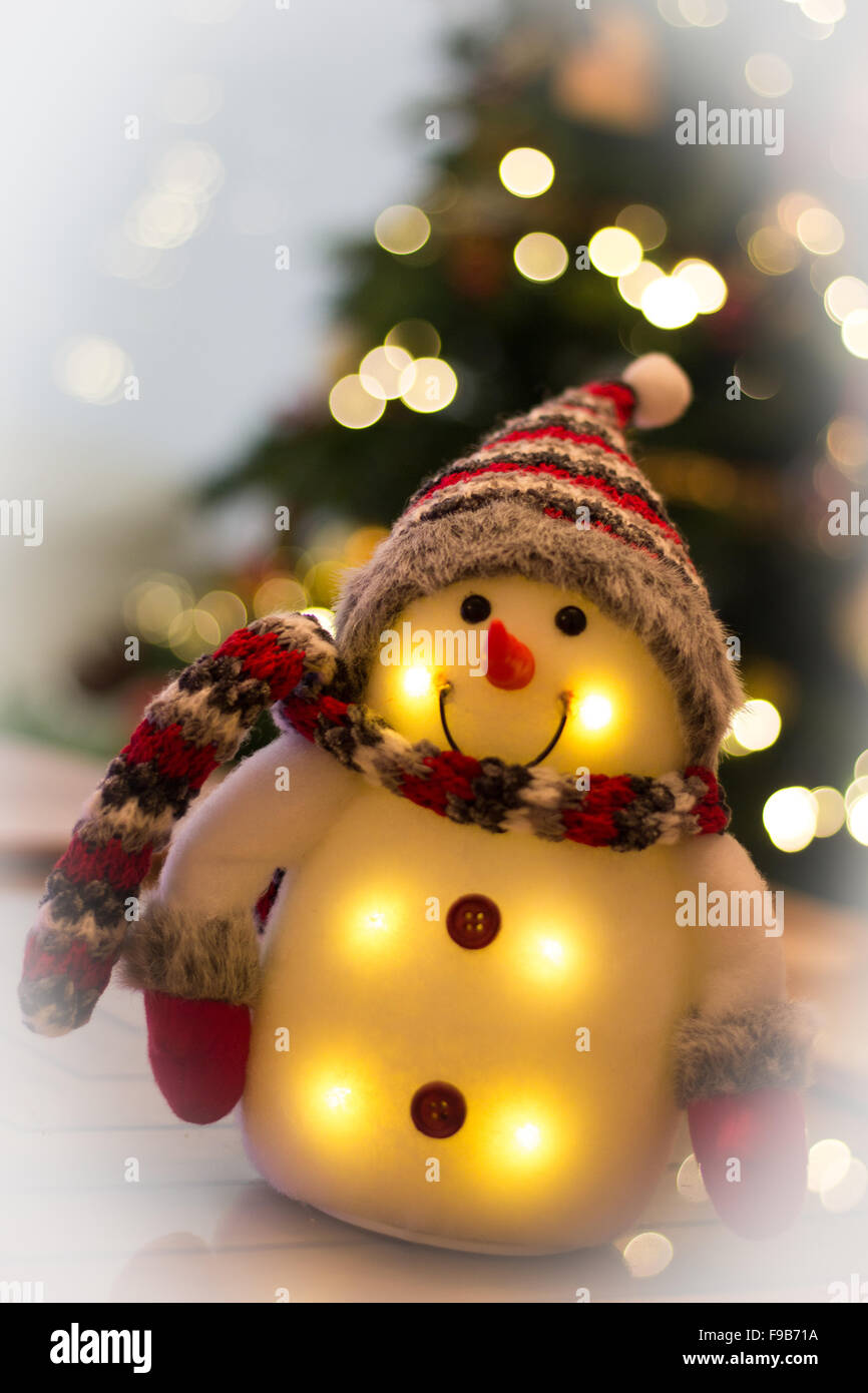 Bonhomme de neige de Noël jouets avec des lumières Banque D'Images