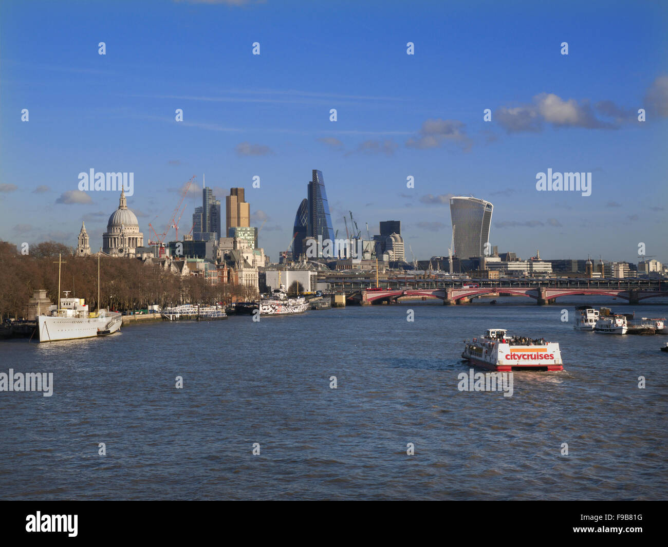 London City Saint Paul's et tamise de Waterloo Bridge, London UK wit City Cruises navire de plaisance en premier plan London UK Banque D'Images