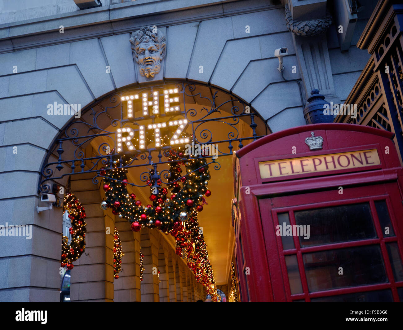 Décorations de Noël l'Hôtel Ritz Téléphone rouge London Piccadilly Boîte à Noël avec des cabines téléphoniques rouges en premier plan London UK Banque D'Images