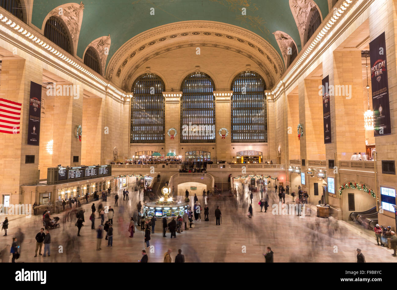Grand Central Terminal concourse à Noël, NYC, avec mouvement brouillé les navetteurs et les voyageurs. Banque D'Images
