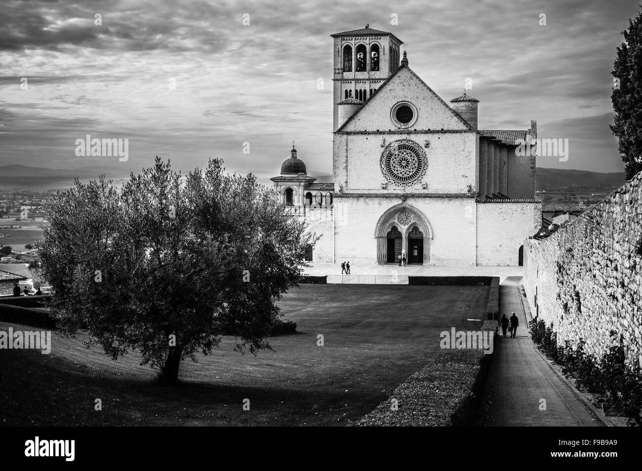 Basilique de Saint François d'assise (Basilique Papale di San Francesco) en bénéficiant de la Plaza à Assise, Ombrie, Italie Banque D'Images