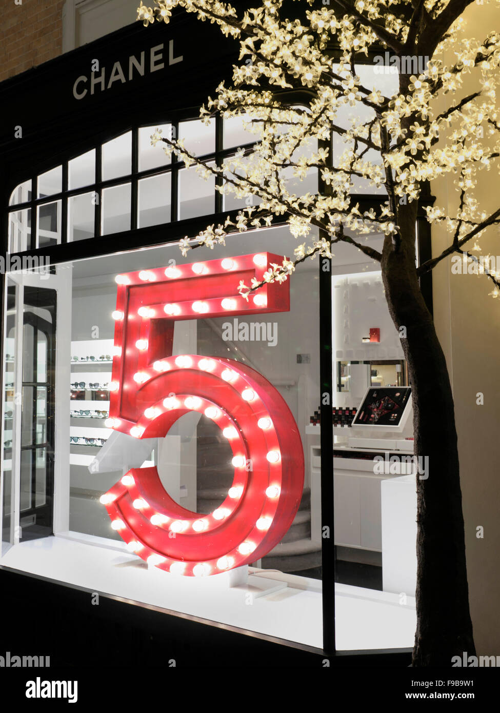 Parfum Chanel de luxe boutique dans Burlington Arcade traditionnel de fête à Noël avec '5' rouge marque Piccadilly Londres UK Banque D'Images