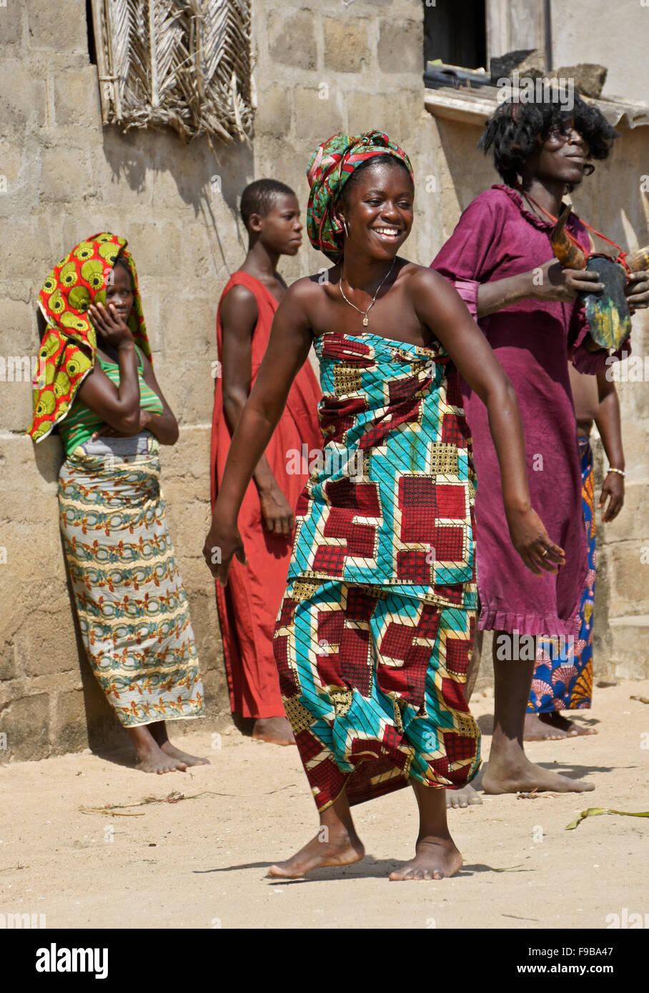 Fon femme danser et chanter au village d'Heve-Grand Popo, Bénin Banque D'Images