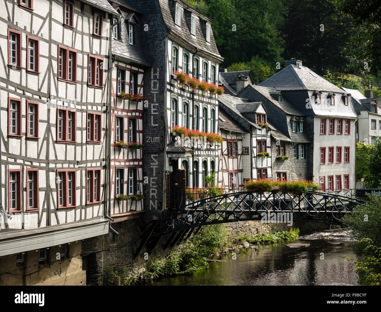 Maisons anciennes à colombages au-dessus de la rivière Rur dans la ville de Monschau Eifel / région / Allemagne. Banque D'Images
