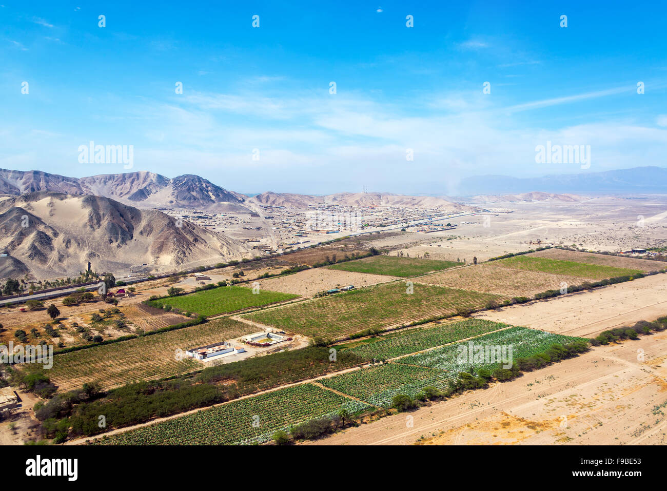 Vue aérienne de fermes et de désert autour de Nazca, Pérou Banque D'Images