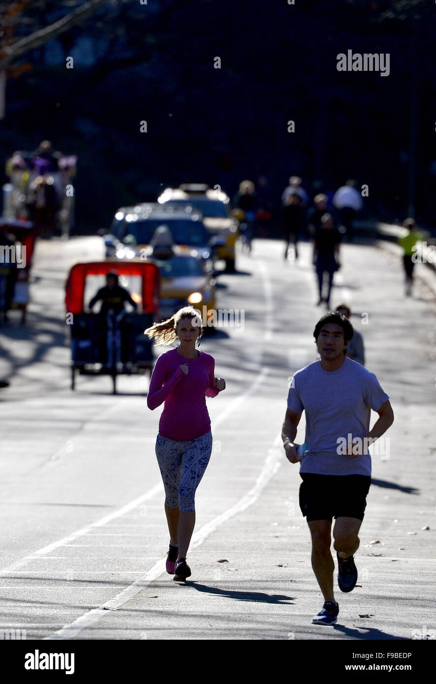 New York, USA. Le 15 décembre, 2015. Les coureurs de l'exercice au Central Park à New York, aux États-Unis, le 15 décembre 2015. New York a battu un record de l'hiver le plus chaud de décembre, avec certains résidents de partir en short et sandales à quelques jours avant le congé de Noël glacial habituellement. Les températures devraient rester bien au-dessus de la moyenne saisonnière tout au long de la semaine, le National Weather Service a déclaré. © Wang Lei/Xinhua/Alamy Live News Banque D'Images