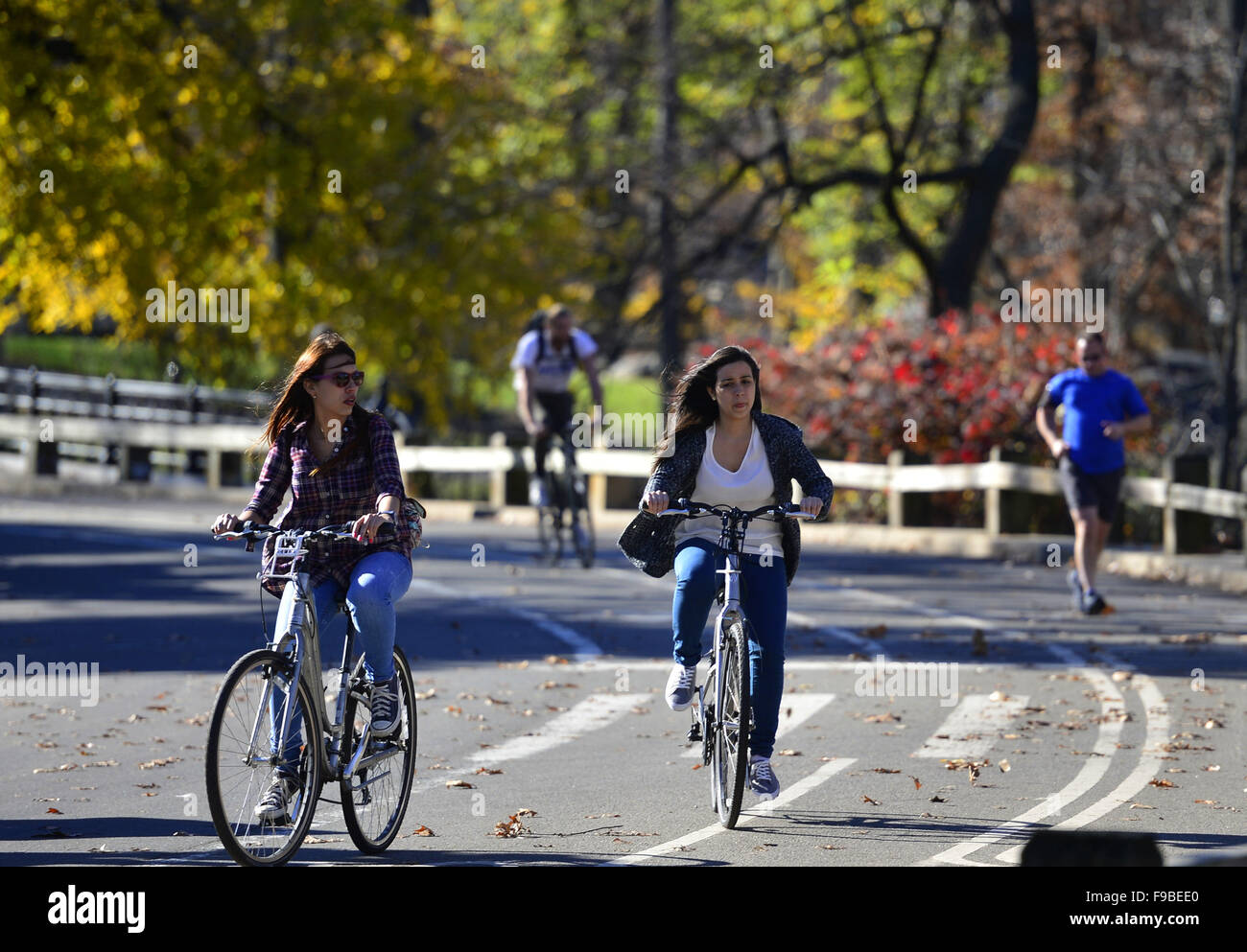 New York, USA. Le 15 décembre, 2015. Deux femmes de la bicyclette au Central Park à New York, aux États-Unis, le 15 décembre 2015. New York a battu un record de l'hiver le plus chaud de décembre, avec certains résidents de partir en short et sandales à quelques jours avant le congé de Noël glacial habituellement. Les températures devraient rester bien au-dessus de la moyenne saisonnière tout au long de la semaine, le National Weather Service a déclaré. © Wang Lei/Xinhua/Alamy Live News Banque D'Images