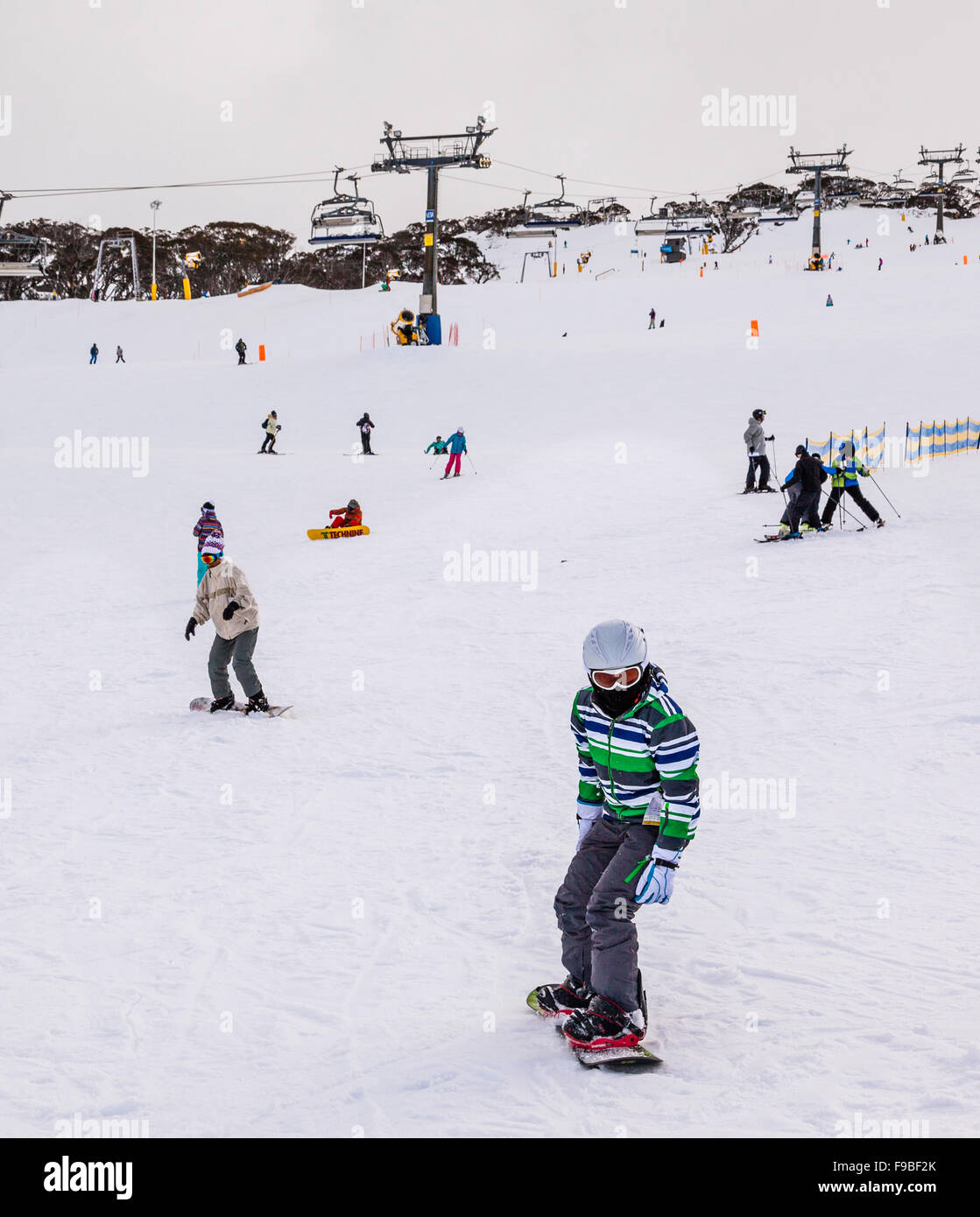 L'embarquement de la neige sur la pente de la montagne, retour Perisher Perisher Valley ski resort, montagnes enneigées, New South Wales, Australie Banque D'Images