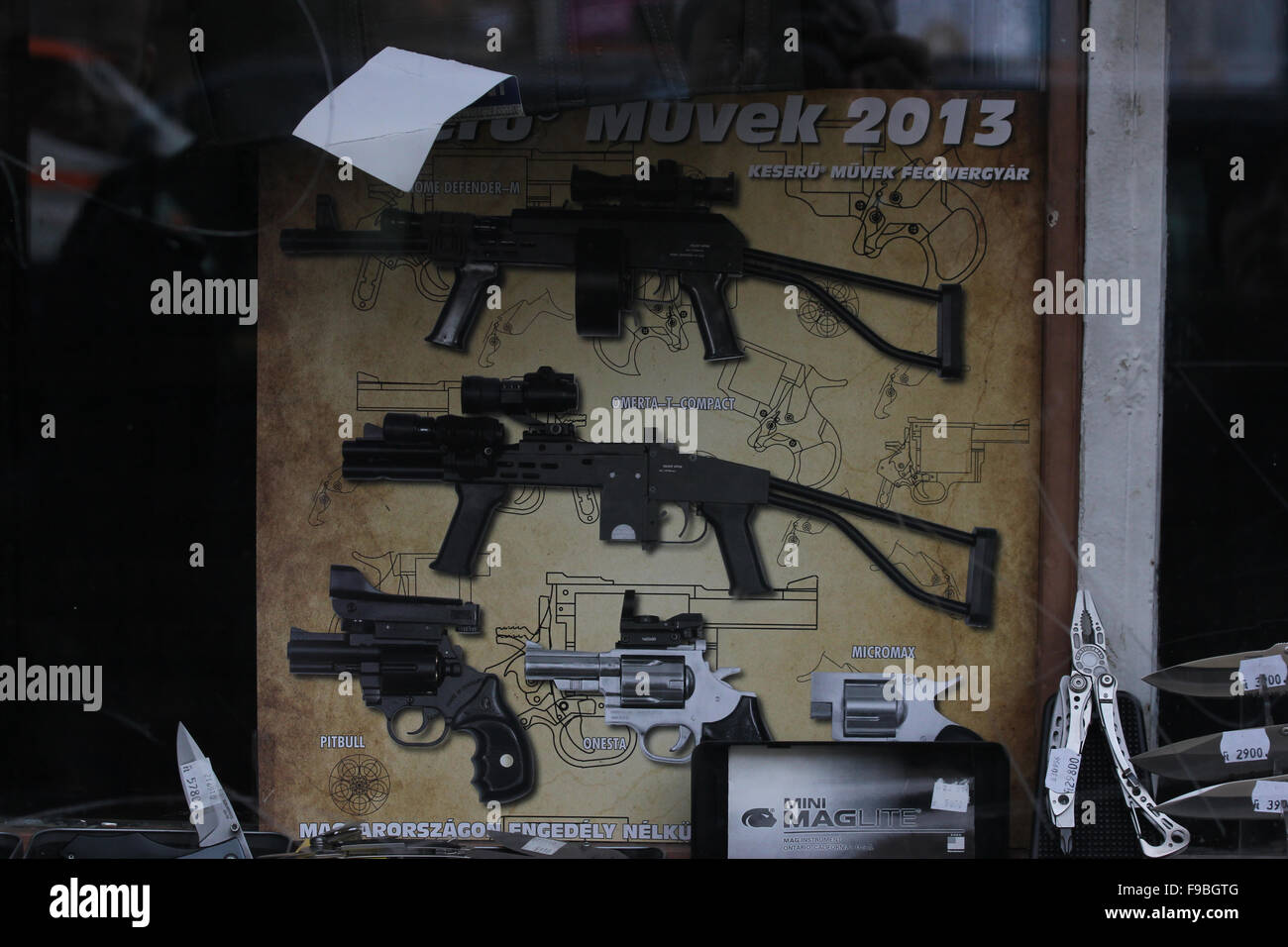 Armes à feu dans une vitrine Budapest Banque D'Images