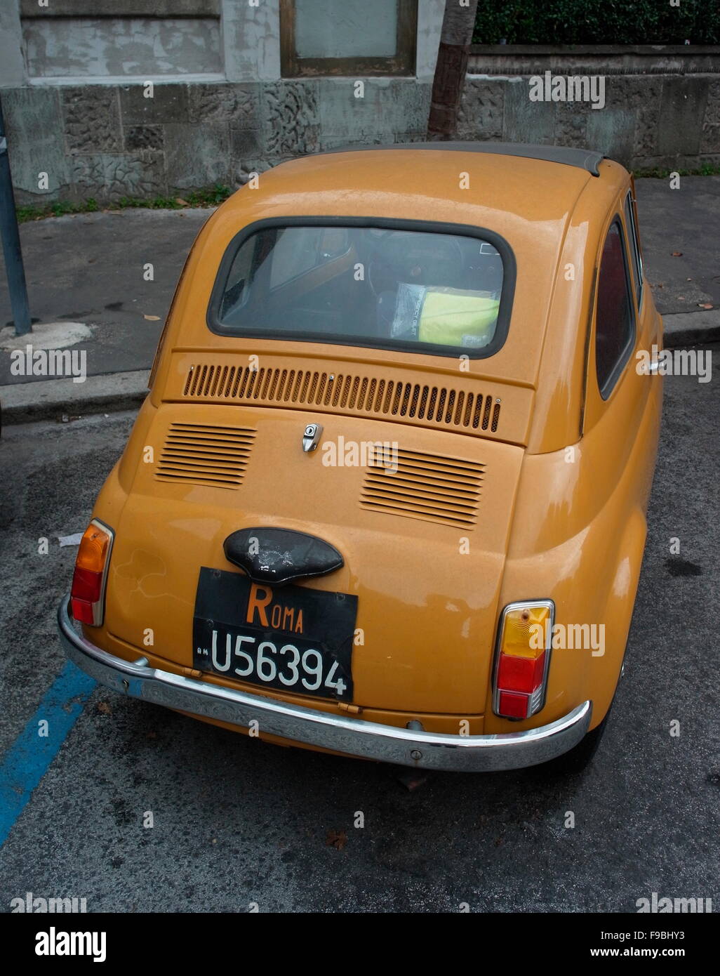 AJAXNETPHOTO. 2015. ROME, ITALIE. - FIAT 500 CINQUECENTO - DANTE GIACOSA 1957-1975 D'ORIGINE DU MODÈLE DE VOITURE VILLE SALOON STATIONNÉ DANS LA VILLE. FIAT A FAIT PLUS DE 3 MILLIONS DE CES VÉHICULES AVANT QUE LA PRODUCTION ne prenne fin. PHOTO:JONATHAN EASTLAND/AJAX REF:75888 GX151012 Banque D'Images