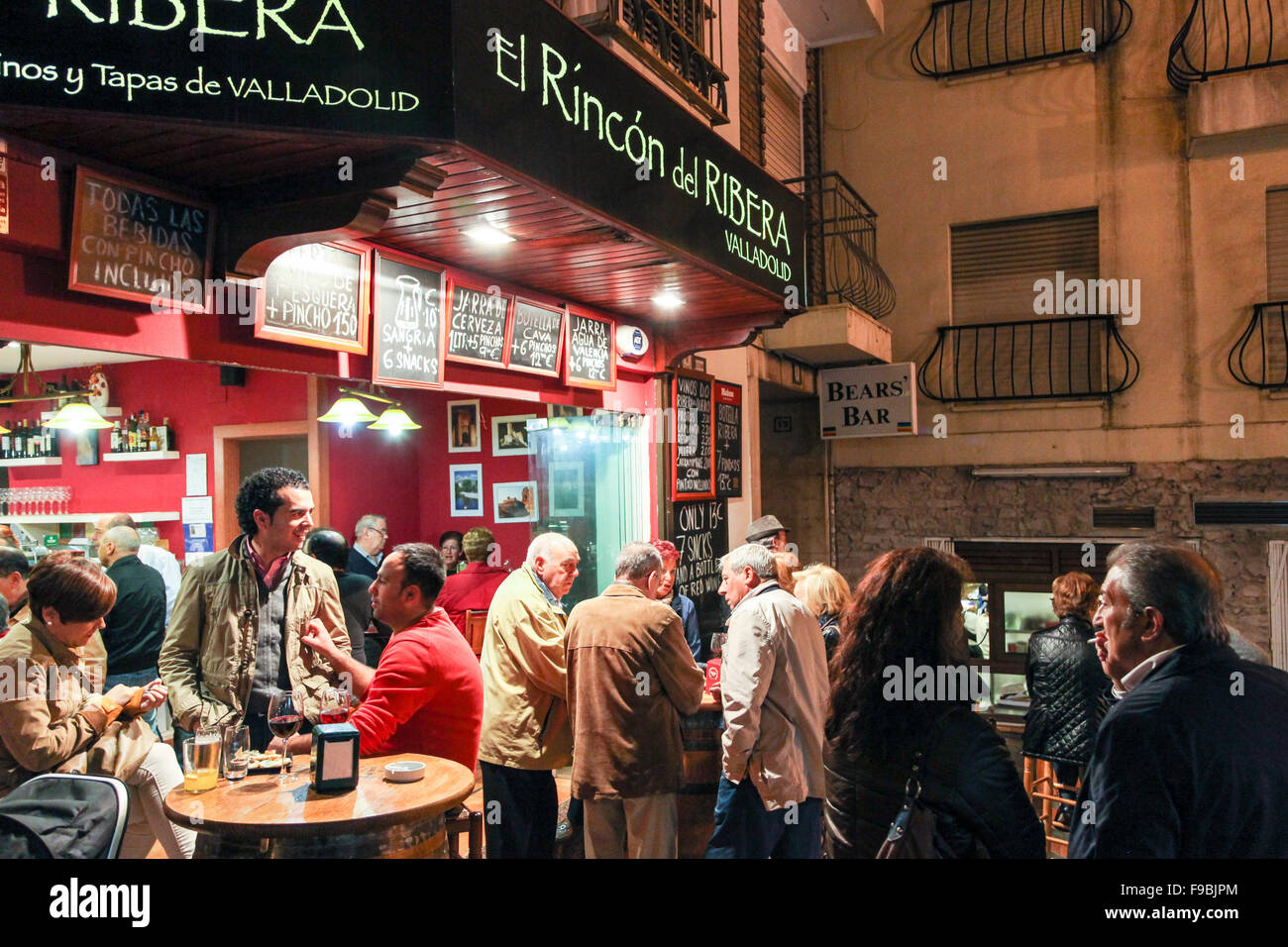 El Rincon de Ribera restaurant bar à tapas dans la vieille ville de Benidorm avec les clients manger et boire à l'extérieur. Banque D'Images