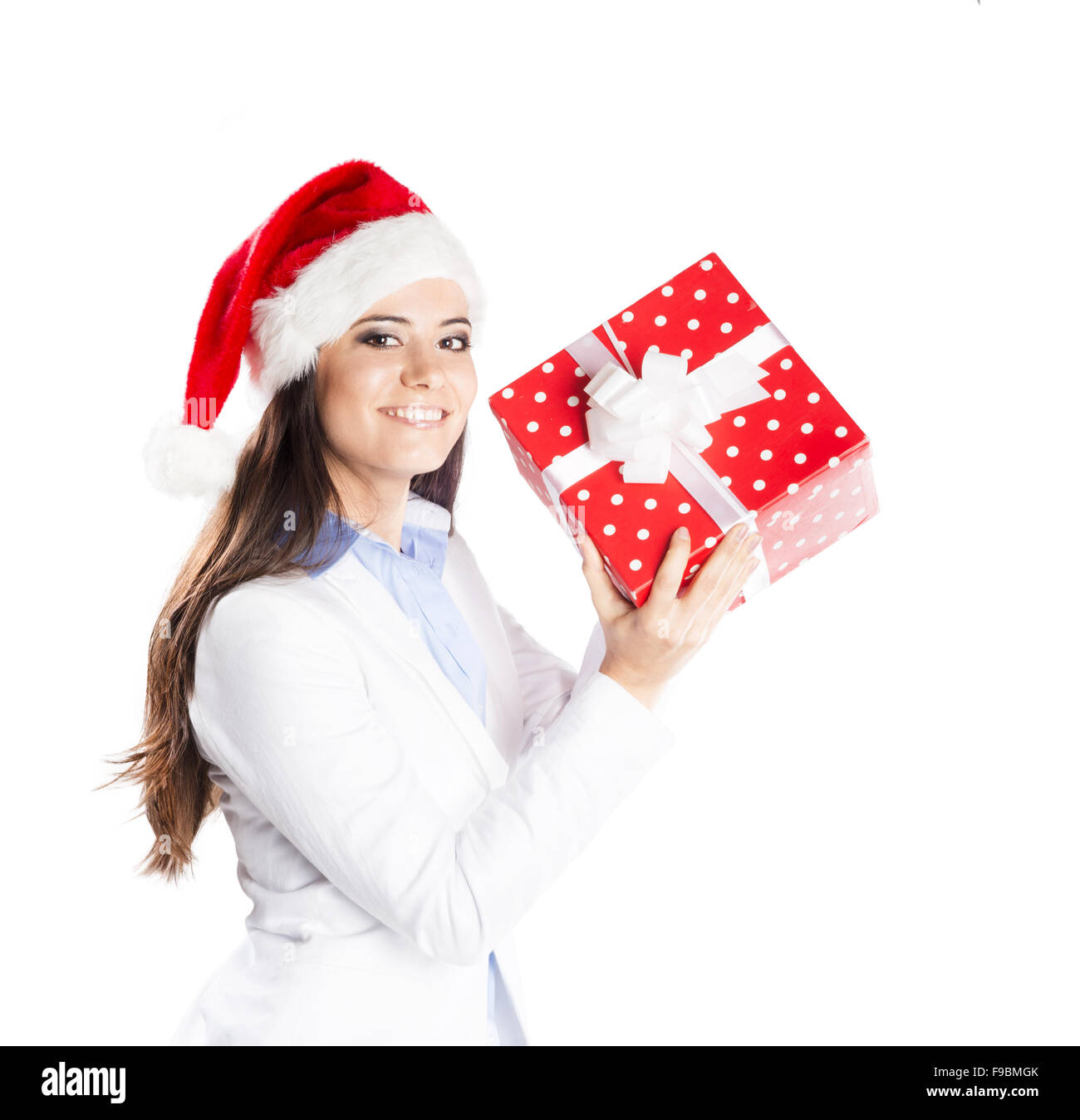 Belle femme avec chapeau de noël est holding gift. Isolé sur fond blanc. Banque D'Images