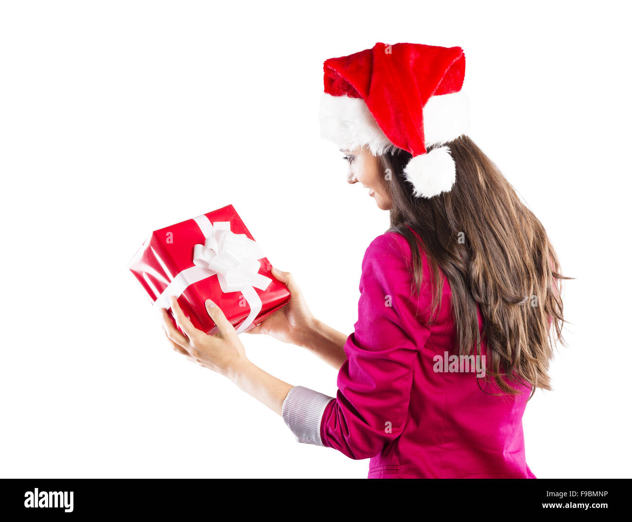 Belle femme avec chapeau de noël est holding gift. Isolé sur fond blanc. Banque D'Images