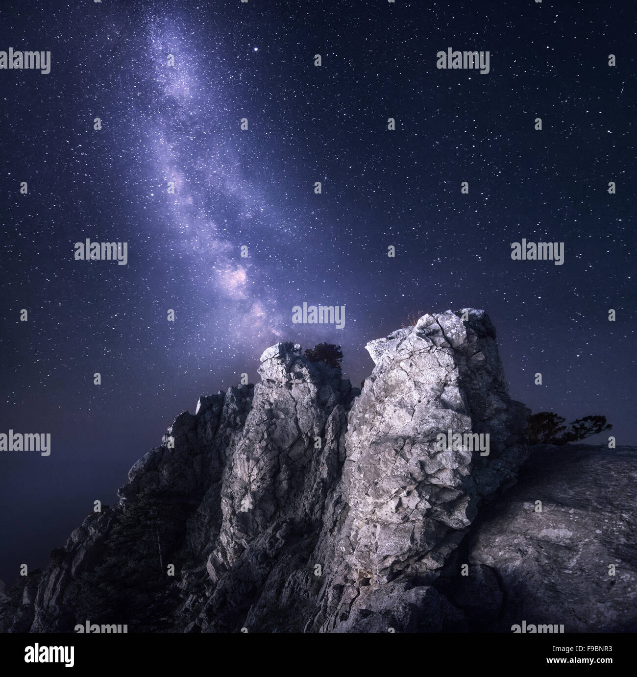 Voie lactée. Beau paysage de nuit avec des rochers, mer et ciel étoilé. Nature Fond Banque D'Images