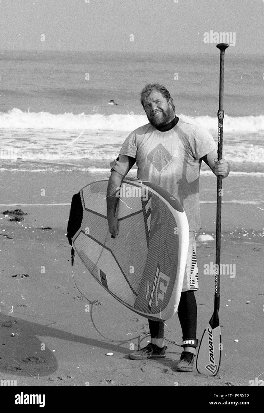 Conseil sup, padel, wet suit, mer, eau, vagues, mer, sable, portrait d'été 2015 Stand Up Paddle boarding broadstiars beach Banque D'Images
