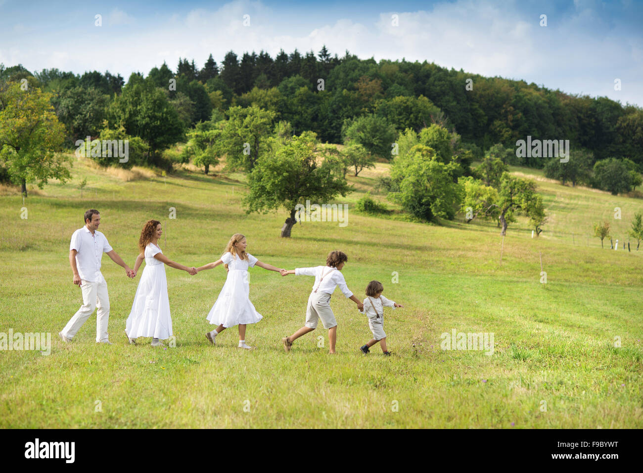 Grande famille est relaxant ensemble dans la nature verte Banque D'Images